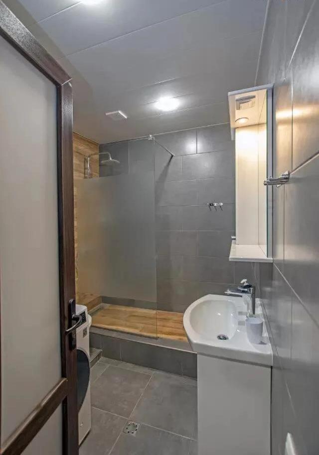 Fancy Modern 1 bedroom , New Building, Middle of City Center , Buzand Street