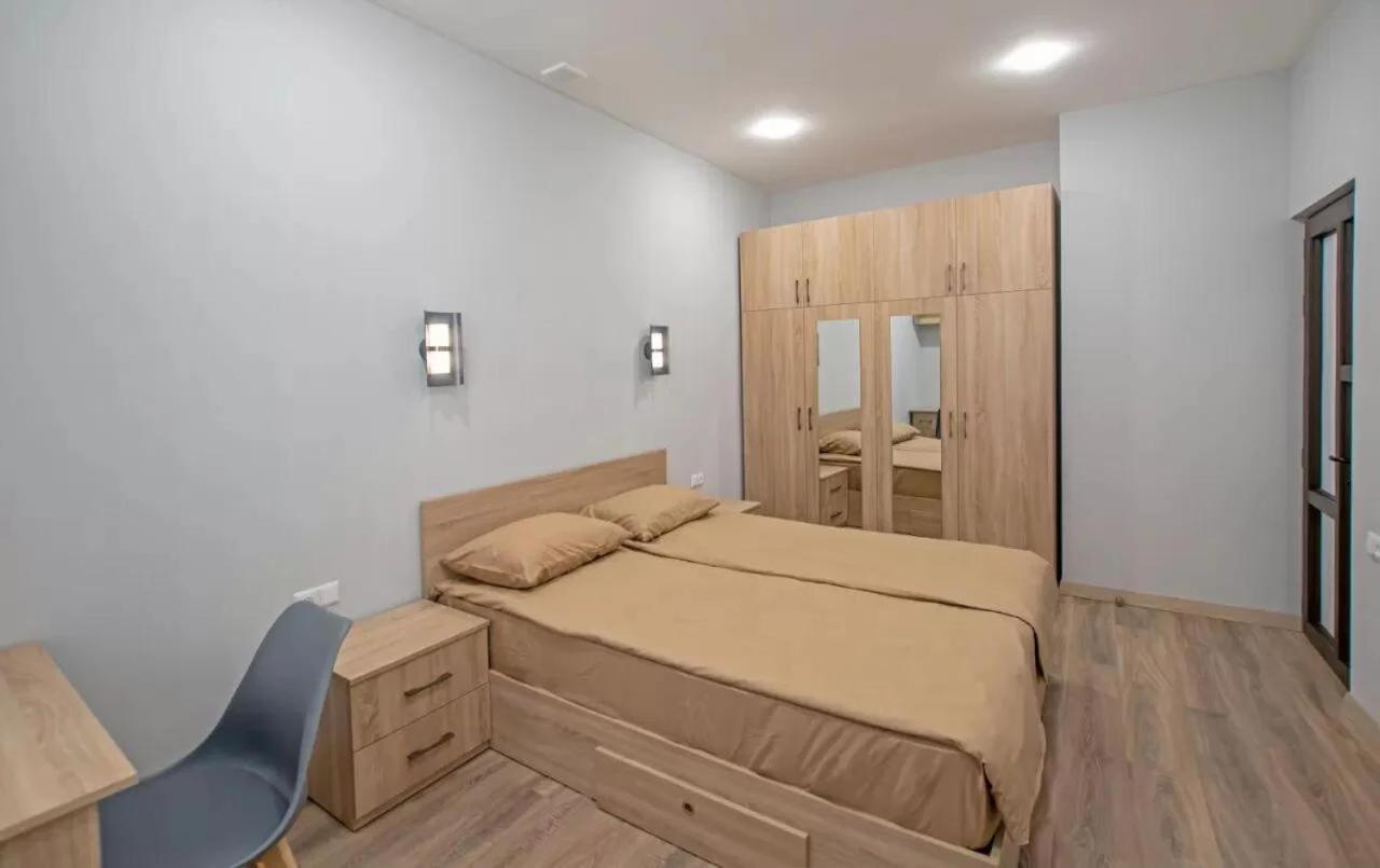 Fancy Modern 1 bedroom , New Building, Middle of City Center , Buzand Street
