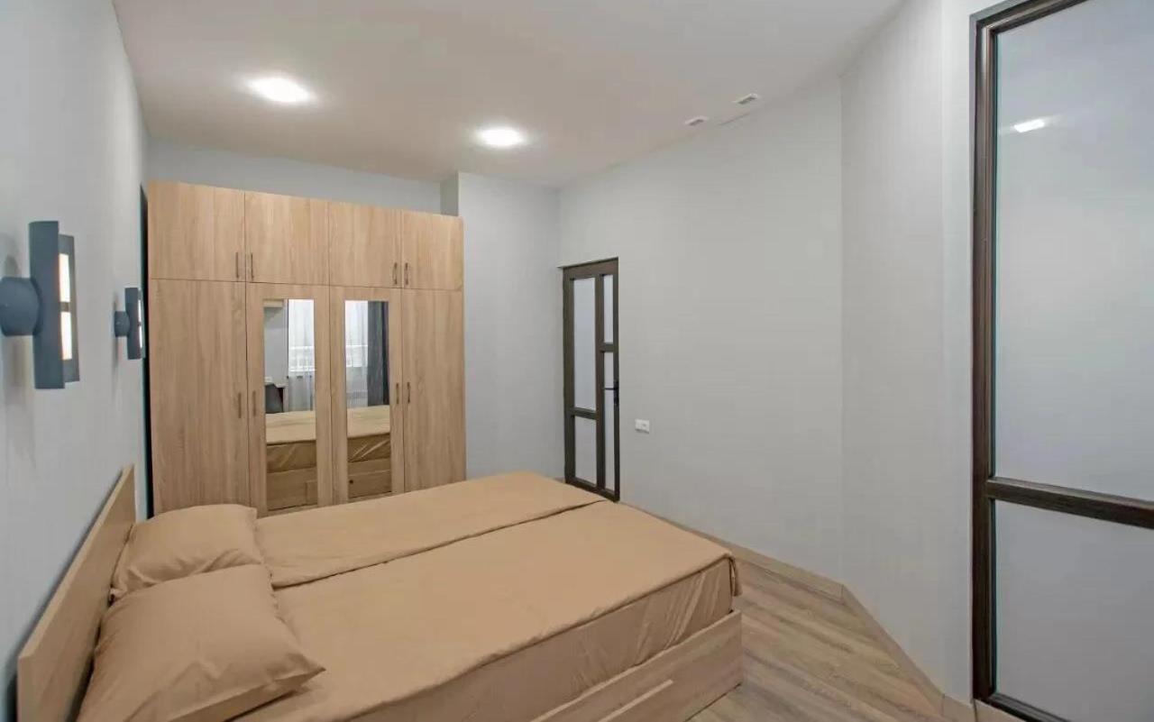 Fancy Modern 1 bedroom , New Building, Middle of City Center , Buzand Street