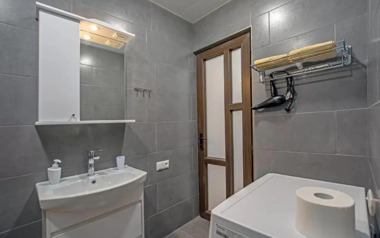 Fancy Modern 1 bedroom , New Building, Middle of City Center , Buzand Street