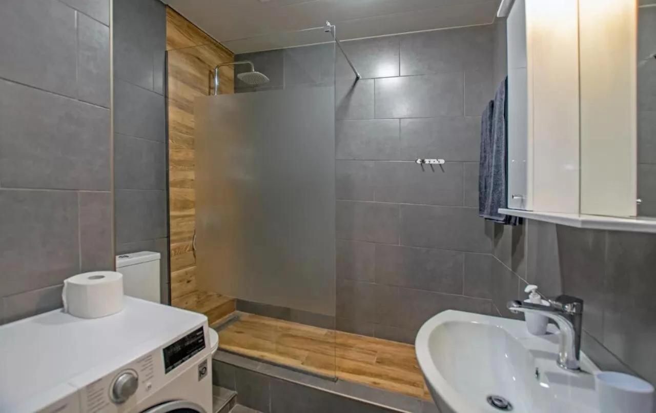 Fancy Modern 1 bedroom , New Building, Middle of City Center , Buzand Street