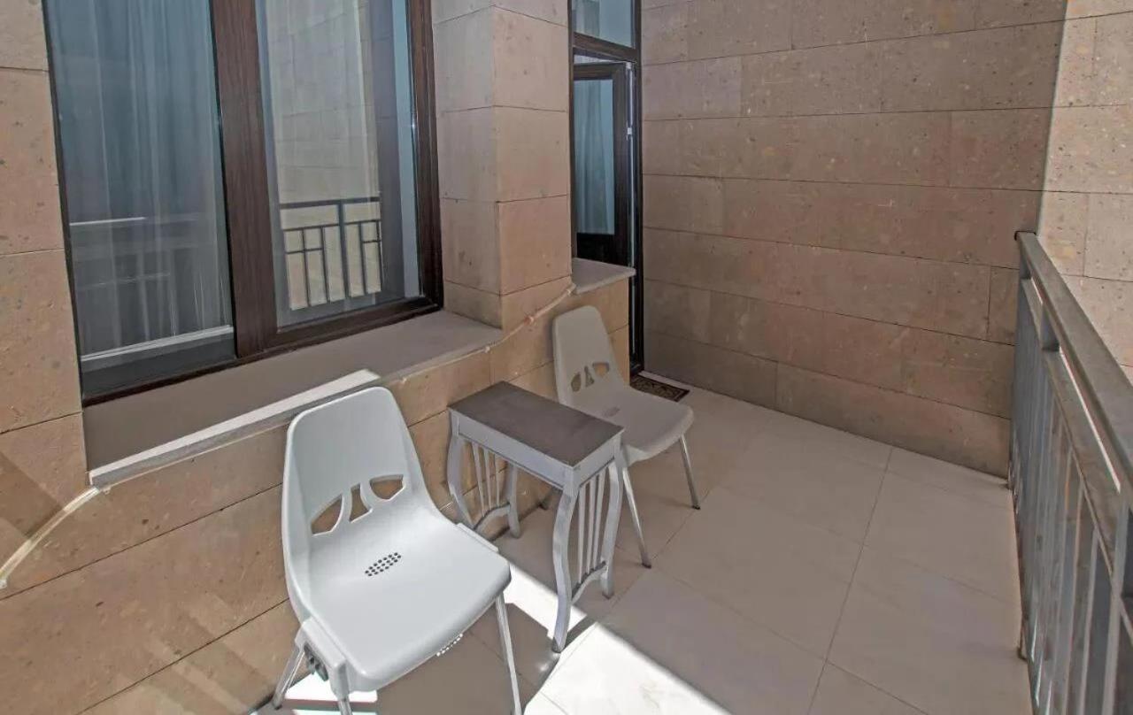 Fancy Modern 1 bedroom , New Building, Middle of City Center , Buzand Street