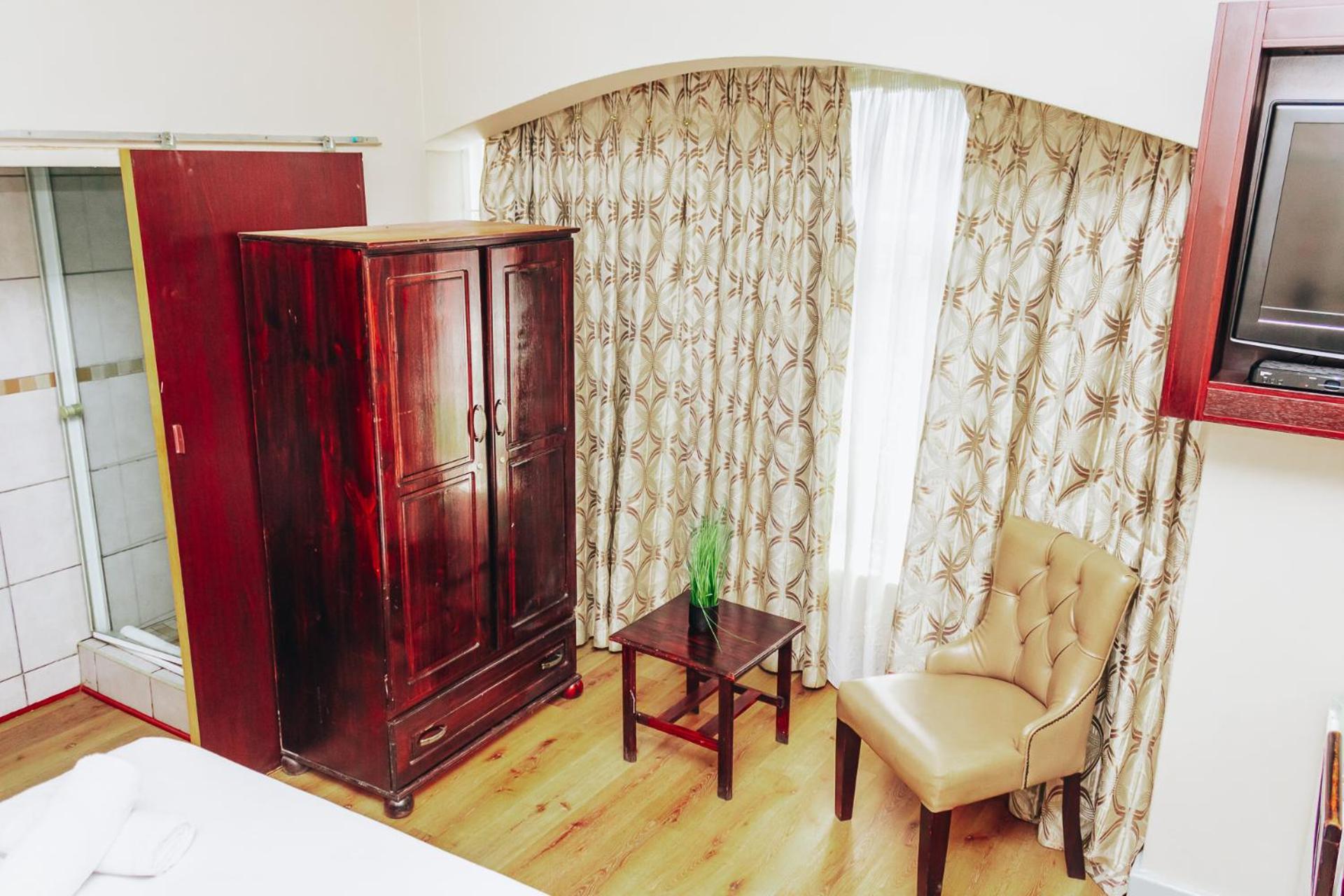 New England Guest House by Ilawu