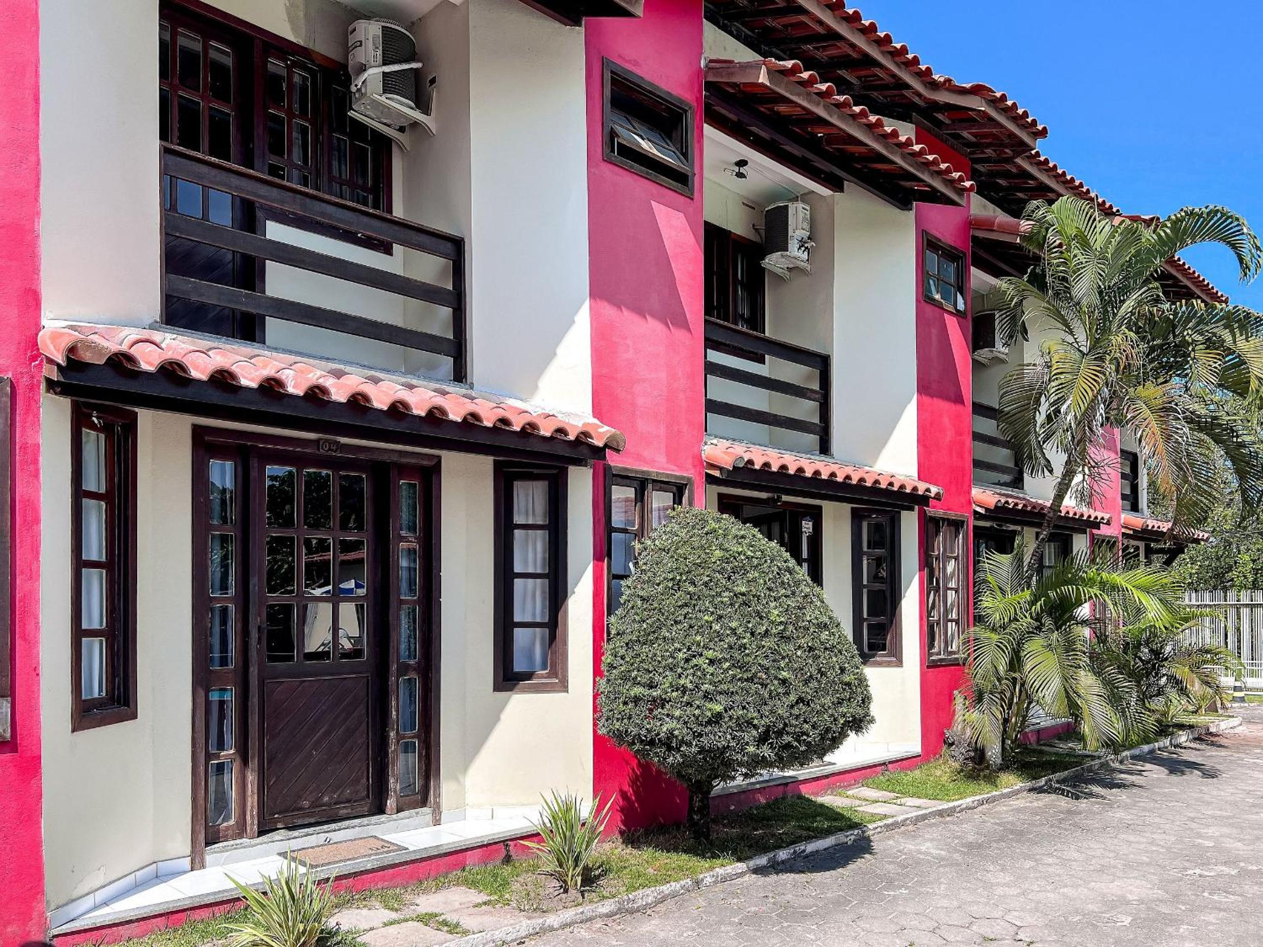 Casas com 2 ou 3 suítes (todas com ar split), com internet privativa 300MBPSno Residencial Nazareth, localizado a aproximadamente 80m da praia de Taperapuã