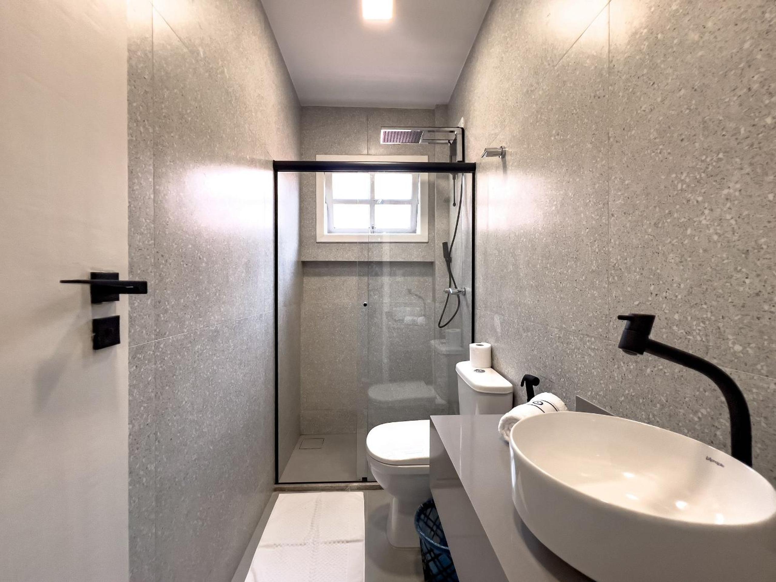 Casas com 2 ou 3 suítes (todas com ar split), com internet privativa 300MBPSno Residencial Nazareth, localizado a aproximadamente 80m da praia de Taperapuã