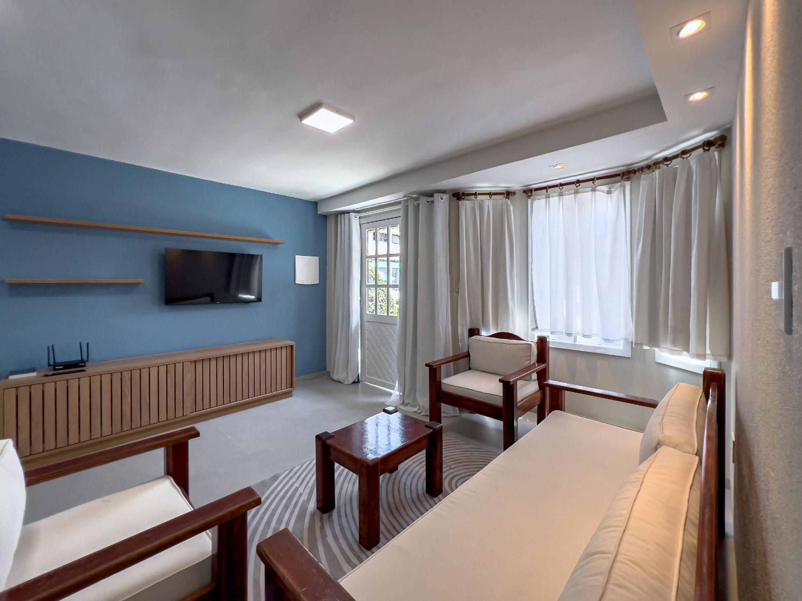 Casas com 2 ou 3 suítes (todas com ar split), com internet privativa 300MBPSno Residencial Nazareth, localizado a aproximadamente 80m da praia de Taperapuã