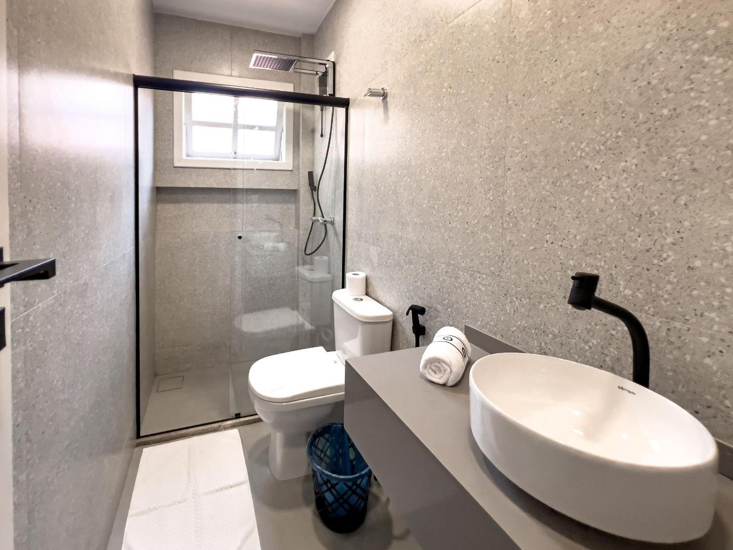 Casas com 2 ou 3 suítes (todas com ar split), com internet privativa 300MBPSno Residencial Nazareth, localizado a aproximadamente 80m da praia de Taperapuã
