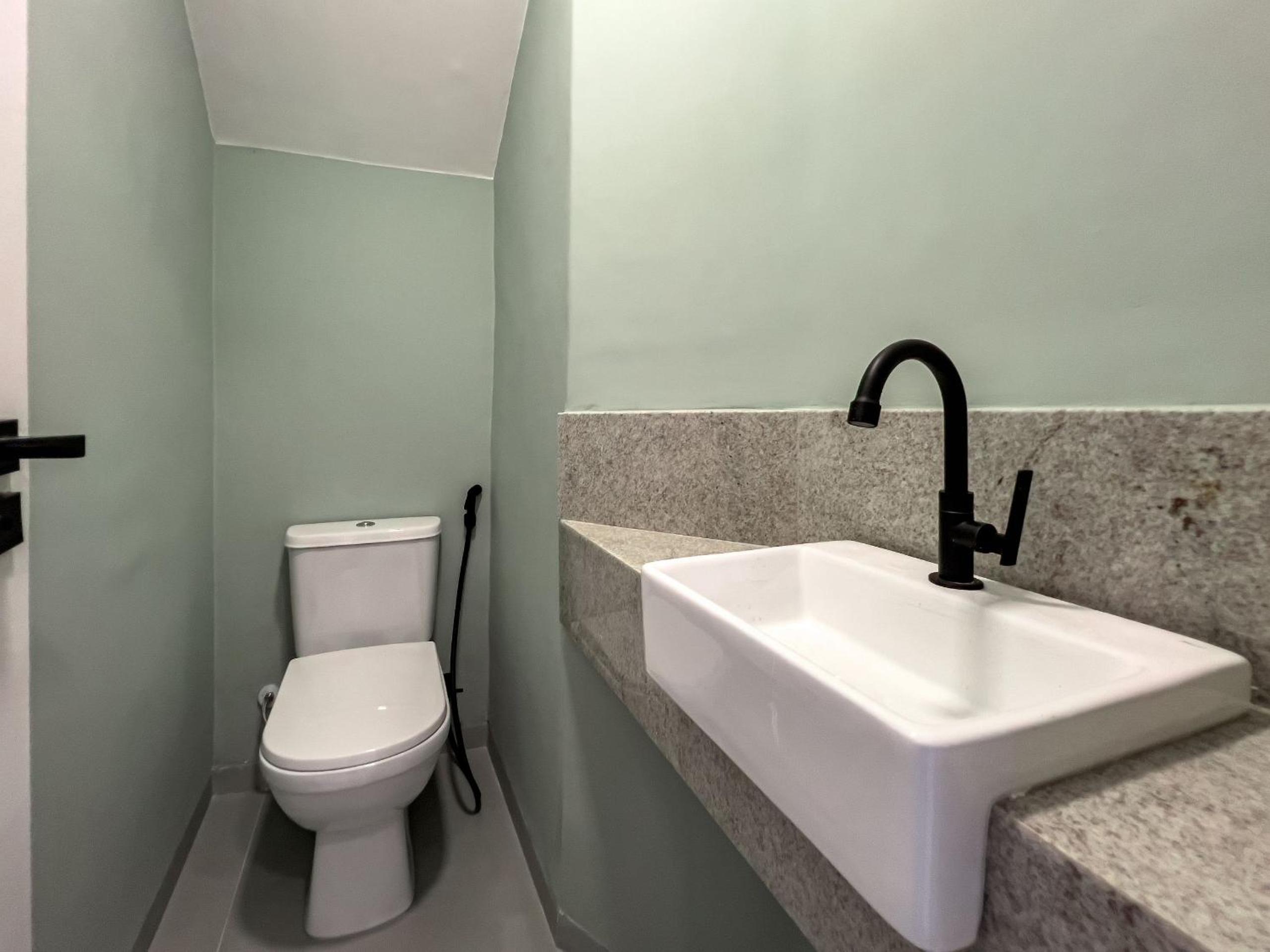 Casas com 2 ou 3 suítes (todas com ar split), com internet privativa 300MBPSno Residencial Nazareth, localizado a aproximadamente 80m da praia de Taperapuã