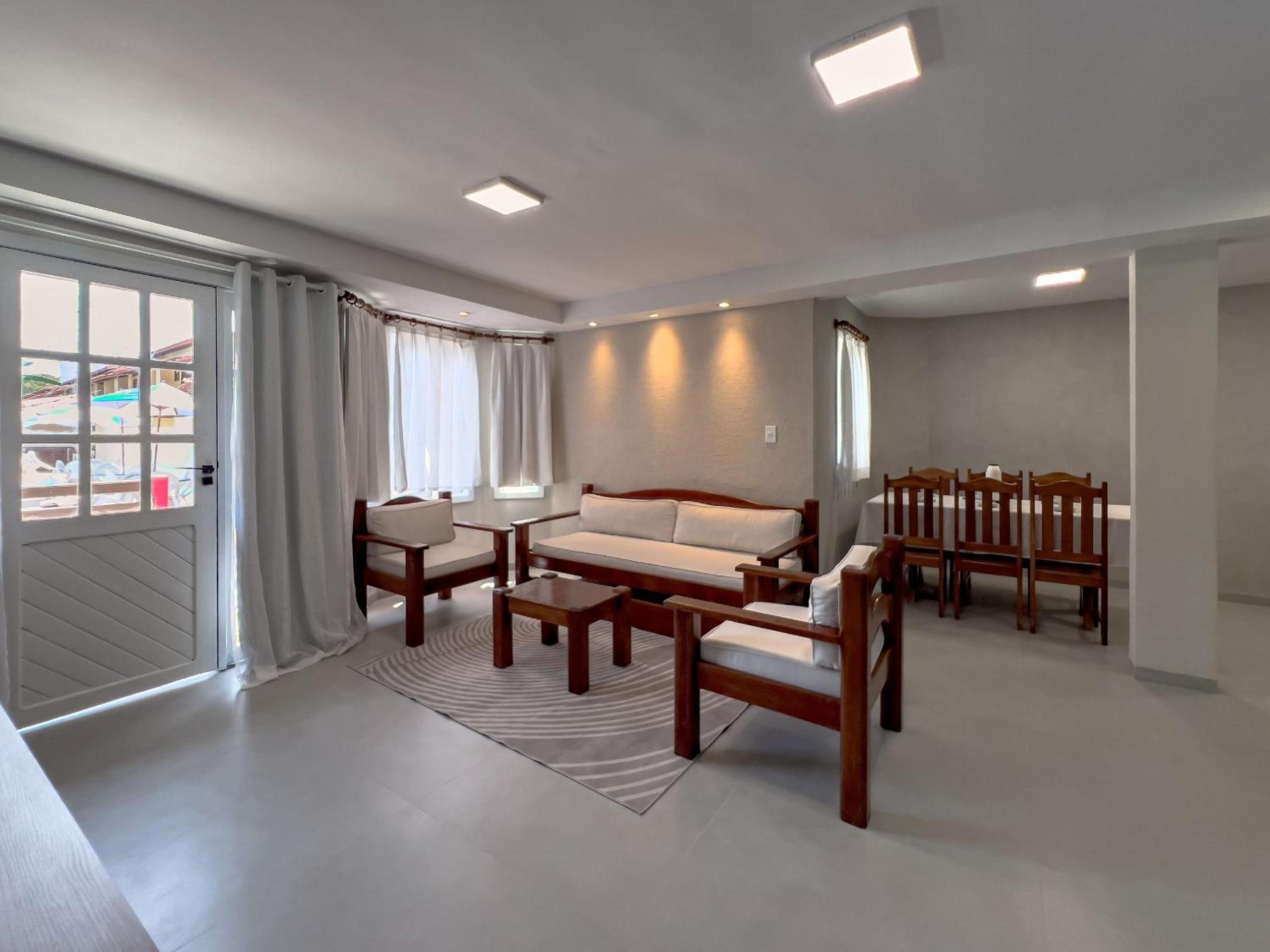 Casas com 2 ou 3 suítes (todas com ar split), com internet privativa 300MBPSno Residencial Nazareth, localizado a aproximadamente 80m da praia de Taperapuã