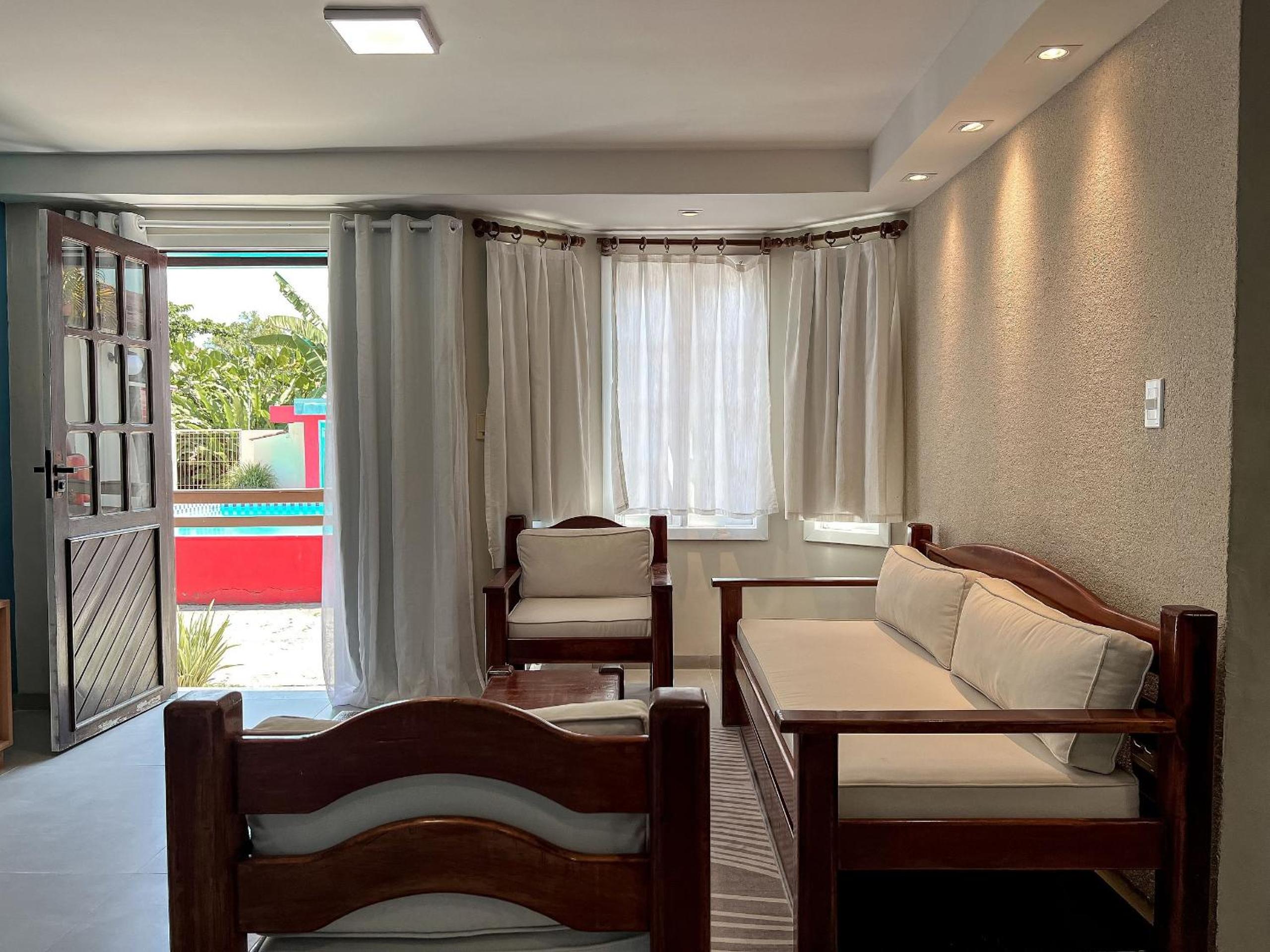 Casas com 2 ou 3 suítes (todas com ar split), com internet privativa 300MBPSno Residencial Nazareth, localizado a aproximadamente 80m da praia de Taperapuã