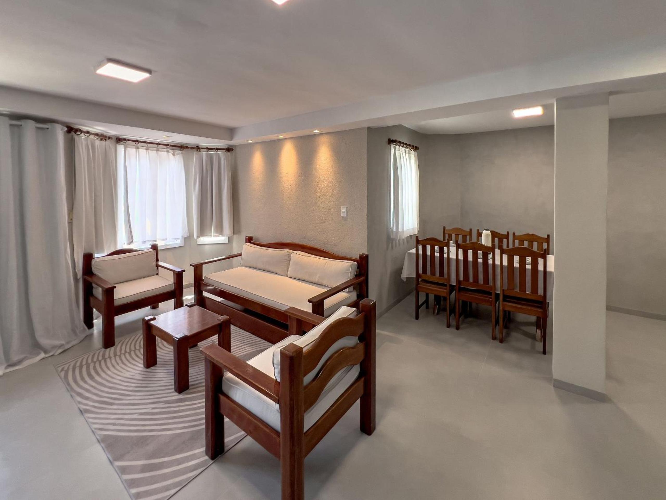 Casas com 2 ou 3 suítes (todas com ar split), com internet privativa 300MBPSno Residencial Nazareth, localizado a aproximadamente 80m da praia de Taperapuã