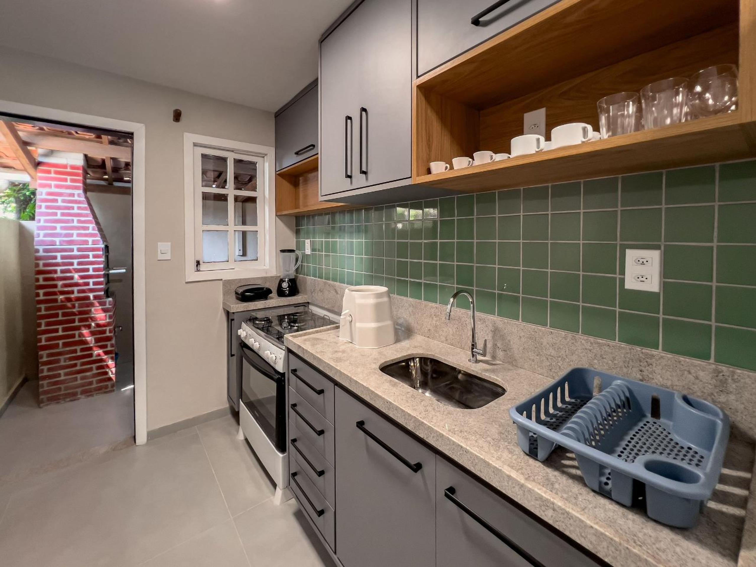 Casas com 2 ou 3 suítes (todas com ar split), com internet privativa 300MBPSno Residencial Nazareth, localizado a aproximadamente 80m da praia de Taperapuã