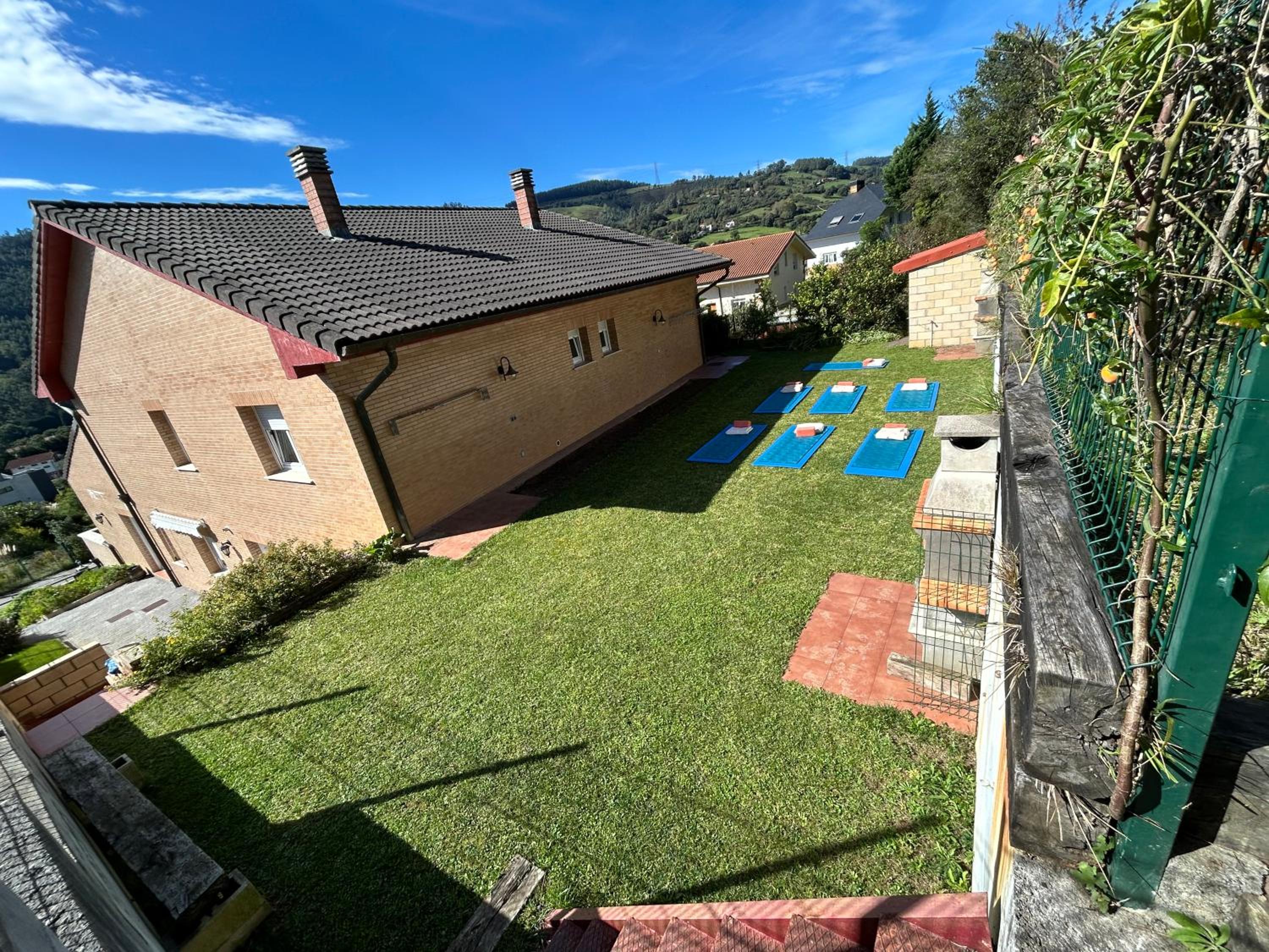 Mikasita amplia casa con vistas a la montaña y terraza y jardin cerca de Bilbao y Cantabria view 5
