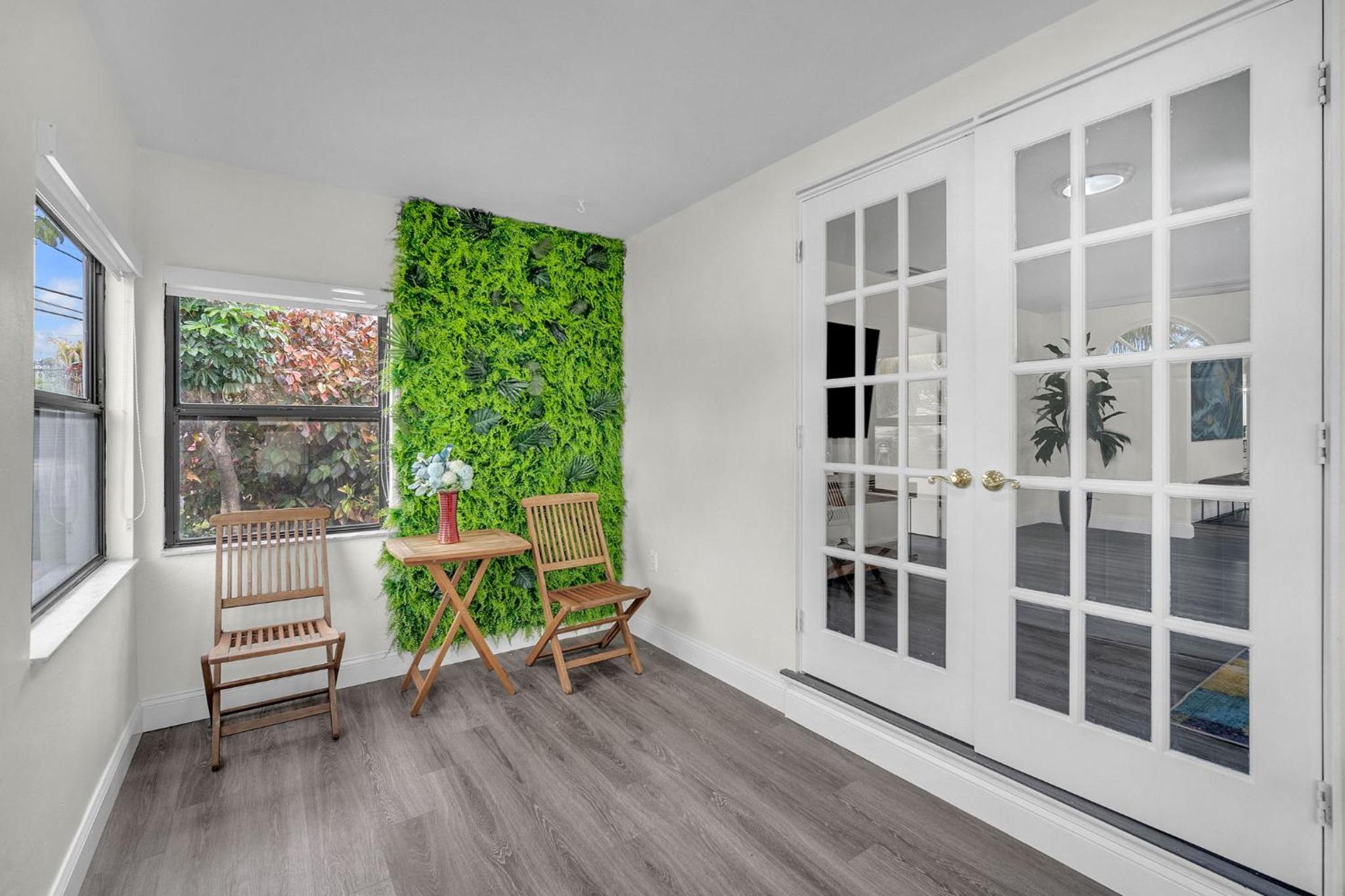 Contemporary 4 Bedroom Oasis - Private Large Patio view 3