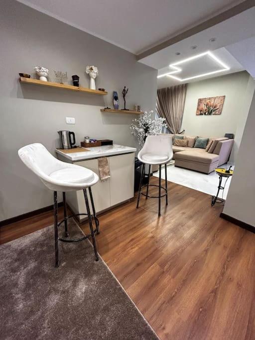 Superior 2 bdroom apt with pool