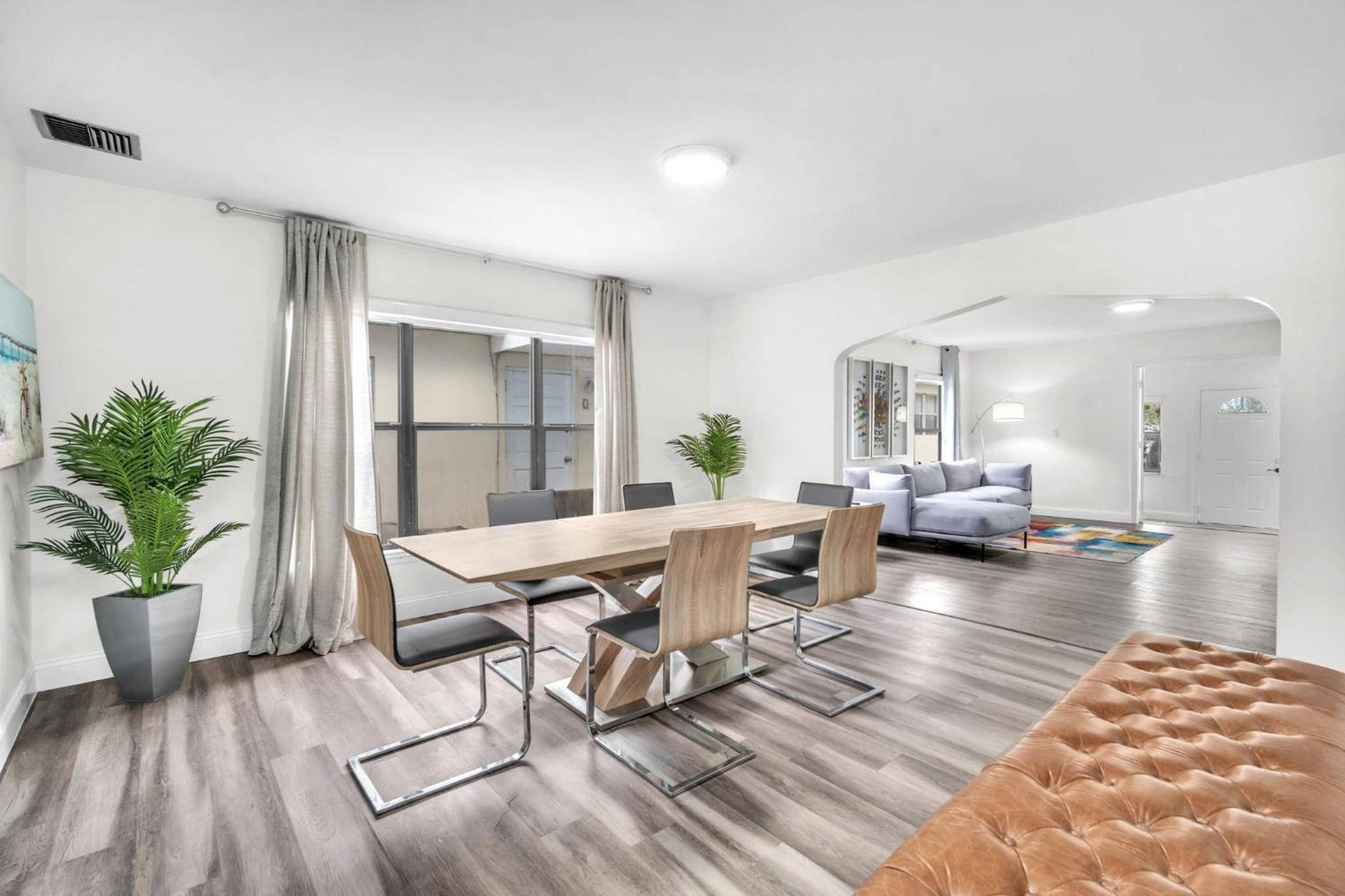 Contemporary 4 Bedroom Oasis - Private Large Patio view 4