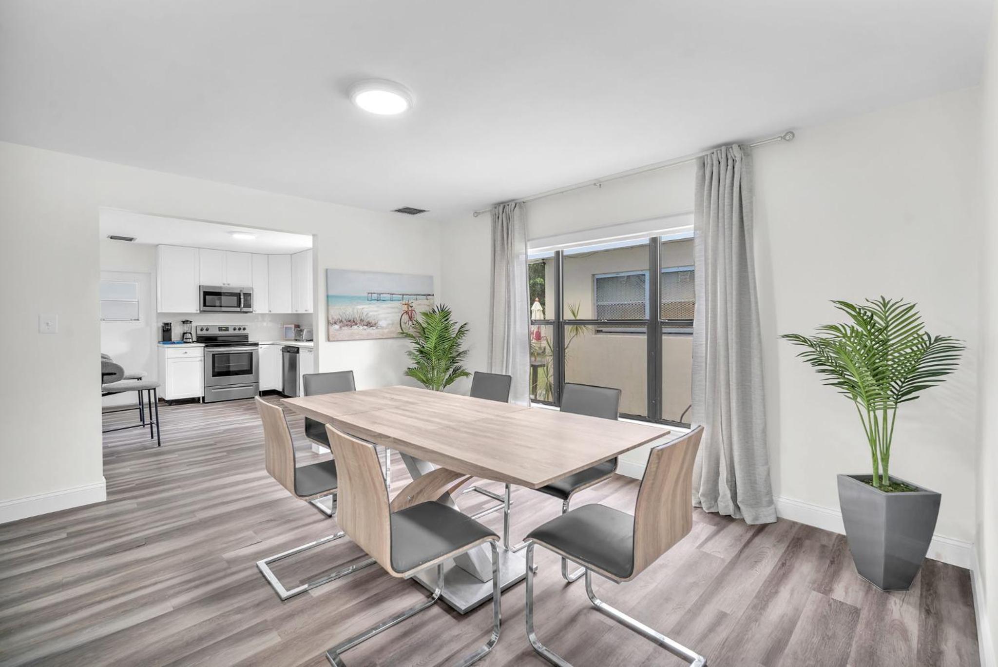 Contemporary 4 Bedroom Oasis - Private Large Patio view 5
