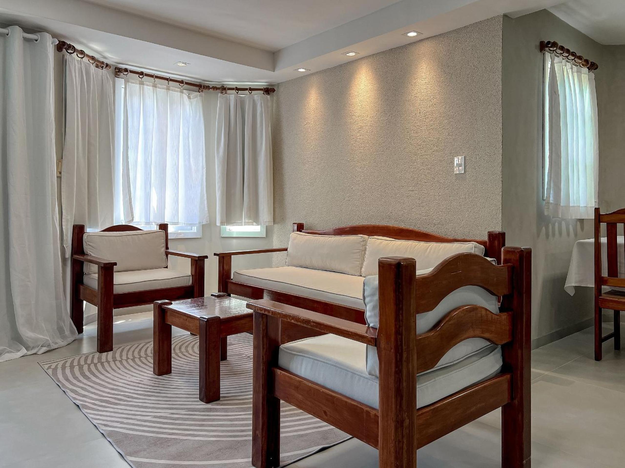 Casas com 2 ou 3 suítes (todas com ar split), com internet privativa 300MBPSno Residencial Nazareth, localizado a aproximadamente 80m da praia de Taperapuã