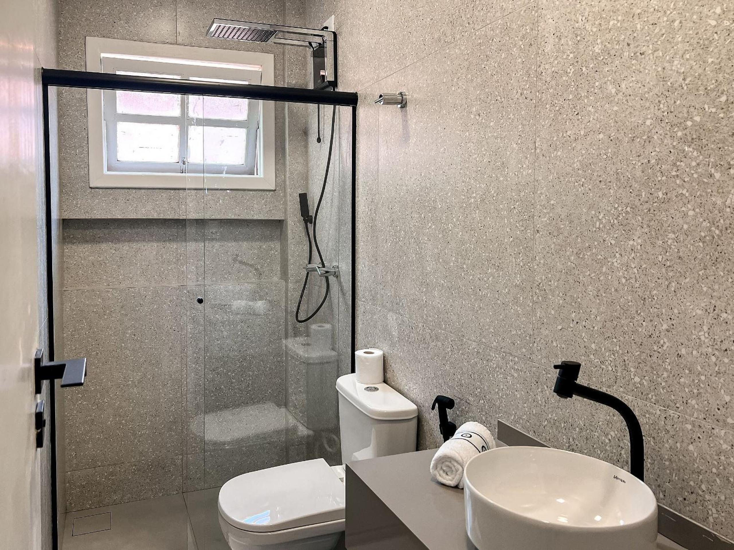 Casas com 2 ou 3 suítes (todas com ar split), com internet privativa 300MBPSno Residencial Nazareth, localizado a aproximadamente 80m da praia de Taperapuã