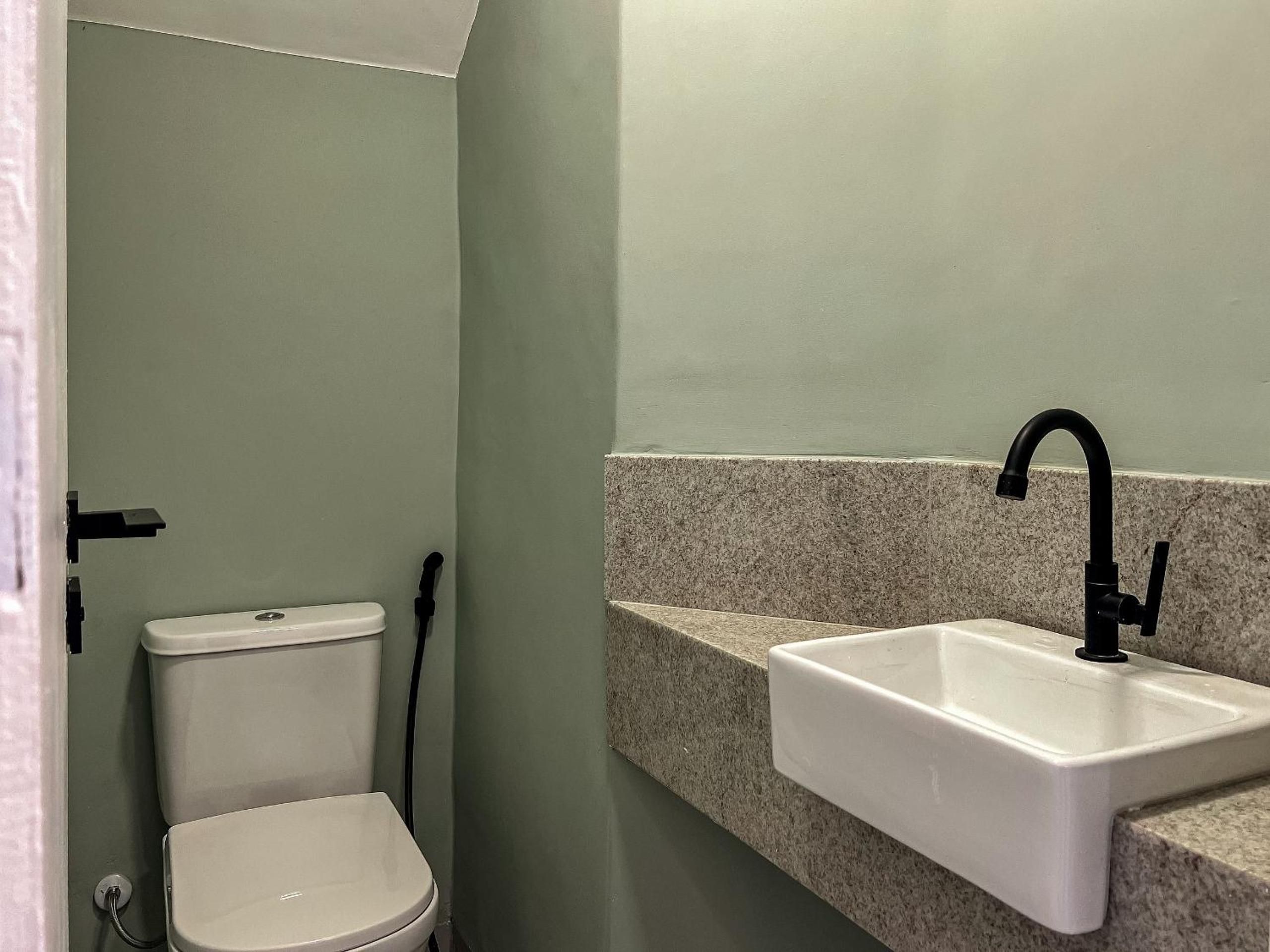 Casas com 2 ou 3 suítes (todas com ar split), com internet privativa 300MBPSno Residencial Nazareth, localizado a aproximadamente 80m da praia de Taperapuã