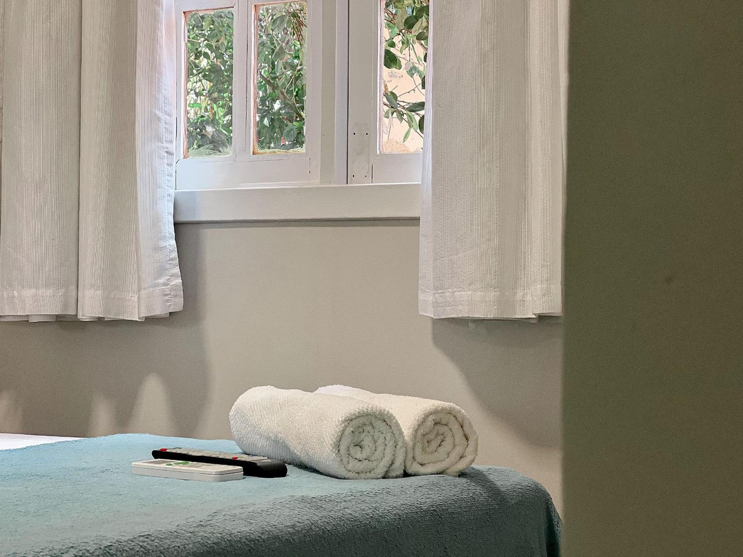 Casas com 2 ou 3 suítes (todas com ar split), com internet privativa 300MBPSno Residencial Nazareth, localizado a aproximadamente 80m da praia de Taperapuã