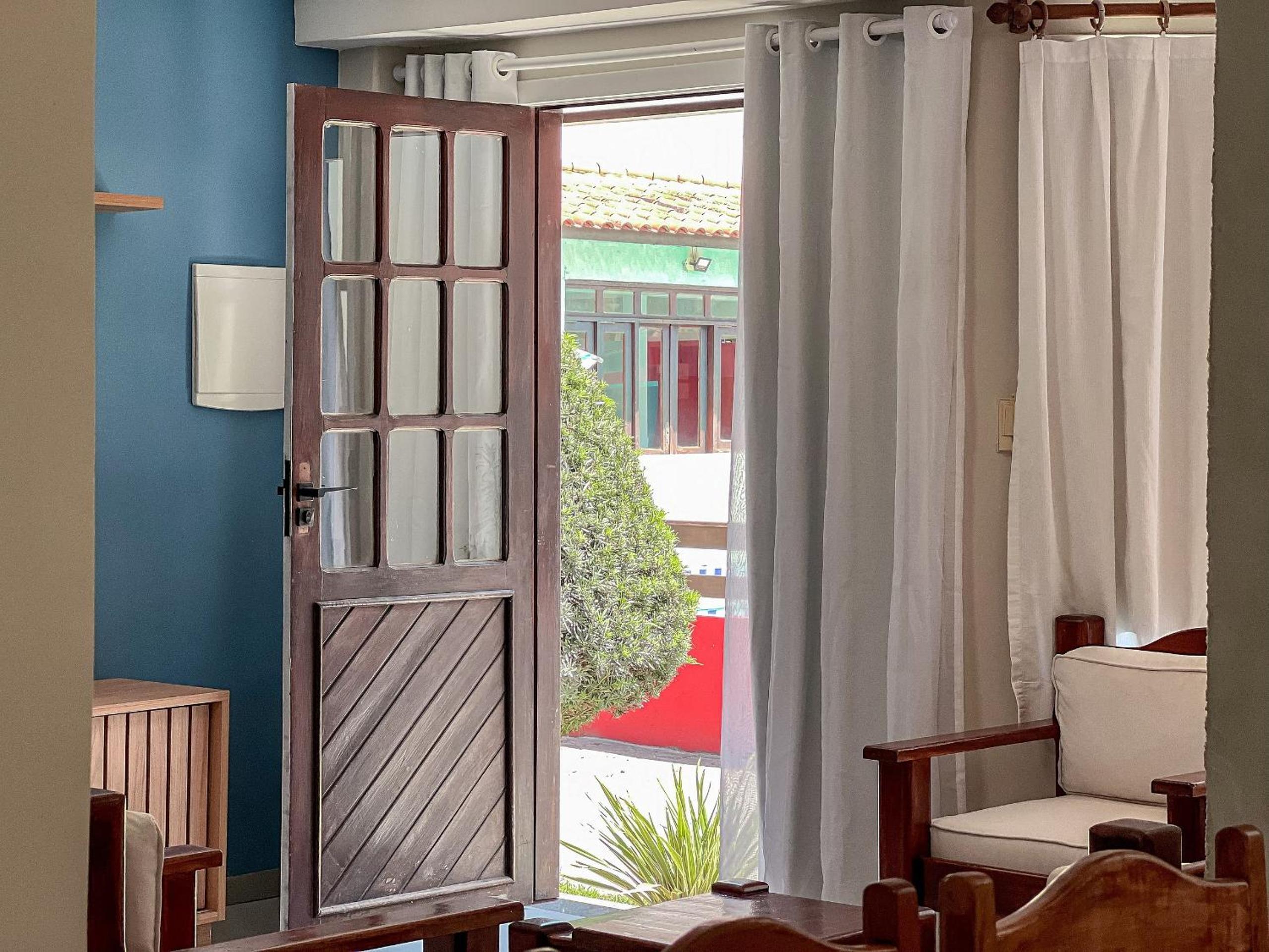 Casas com 2 ou 3 suítes (todas com ar split), com internet privativa 300MBPSno Residencial Nazareth, localizado a aproximadamente 80m da praia de Taperapuã