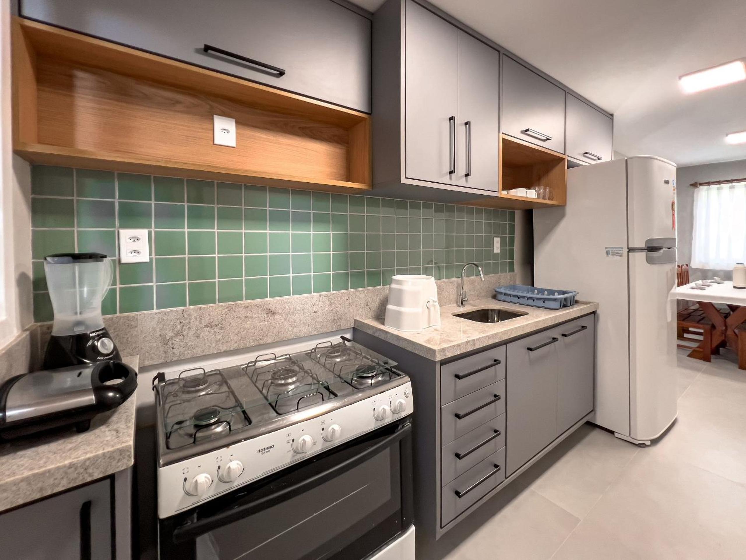 Casas com 2 ou 3 suítes (todas com ar split), com internet privativa 300MBPSno Residencial Nazareth, localizado a aproximadamente 80m da praia de Taperapuã