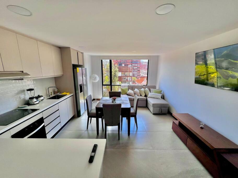 Luxury Apt Central Location, Views, Downtown 7min view 3