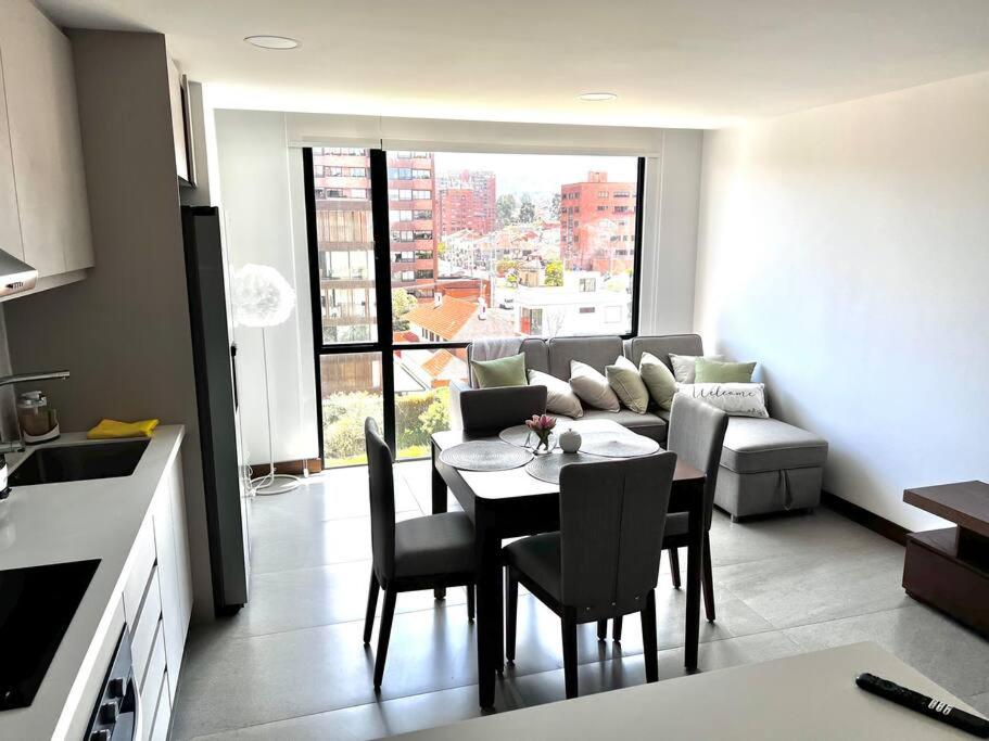 Luxury Apt Central Location, Views, Downtown 7min view 5