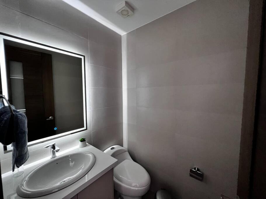 Luxury Apt Central Location, Views, Downtown 7min view 2