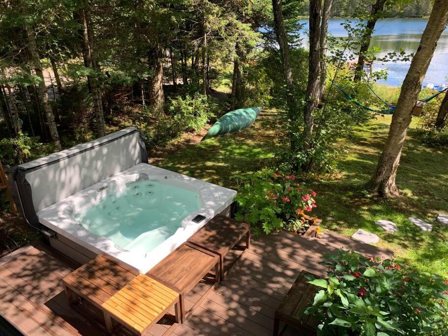 Ty-Llyn - Lakeside Spa Retreat