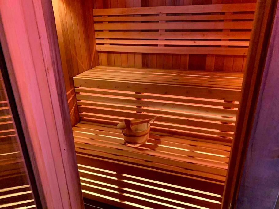 Ty-Llyn - Lakeside Spa Retreat