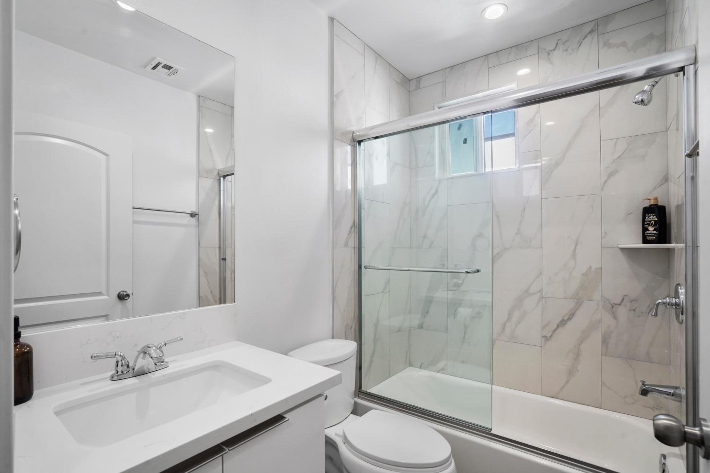 Spacious Bedroom W Shared Bathroom