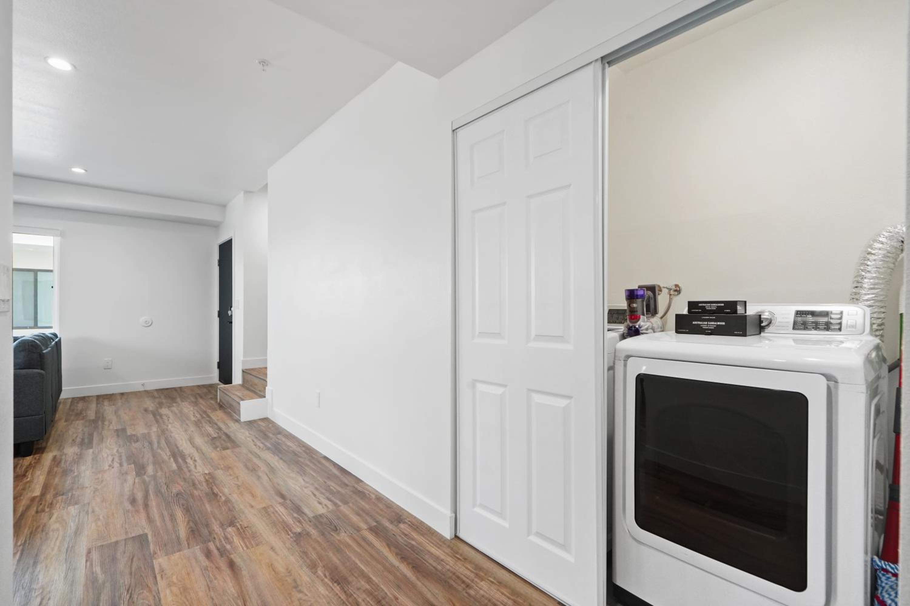 Spacious Bedroom W Shared Bathroom