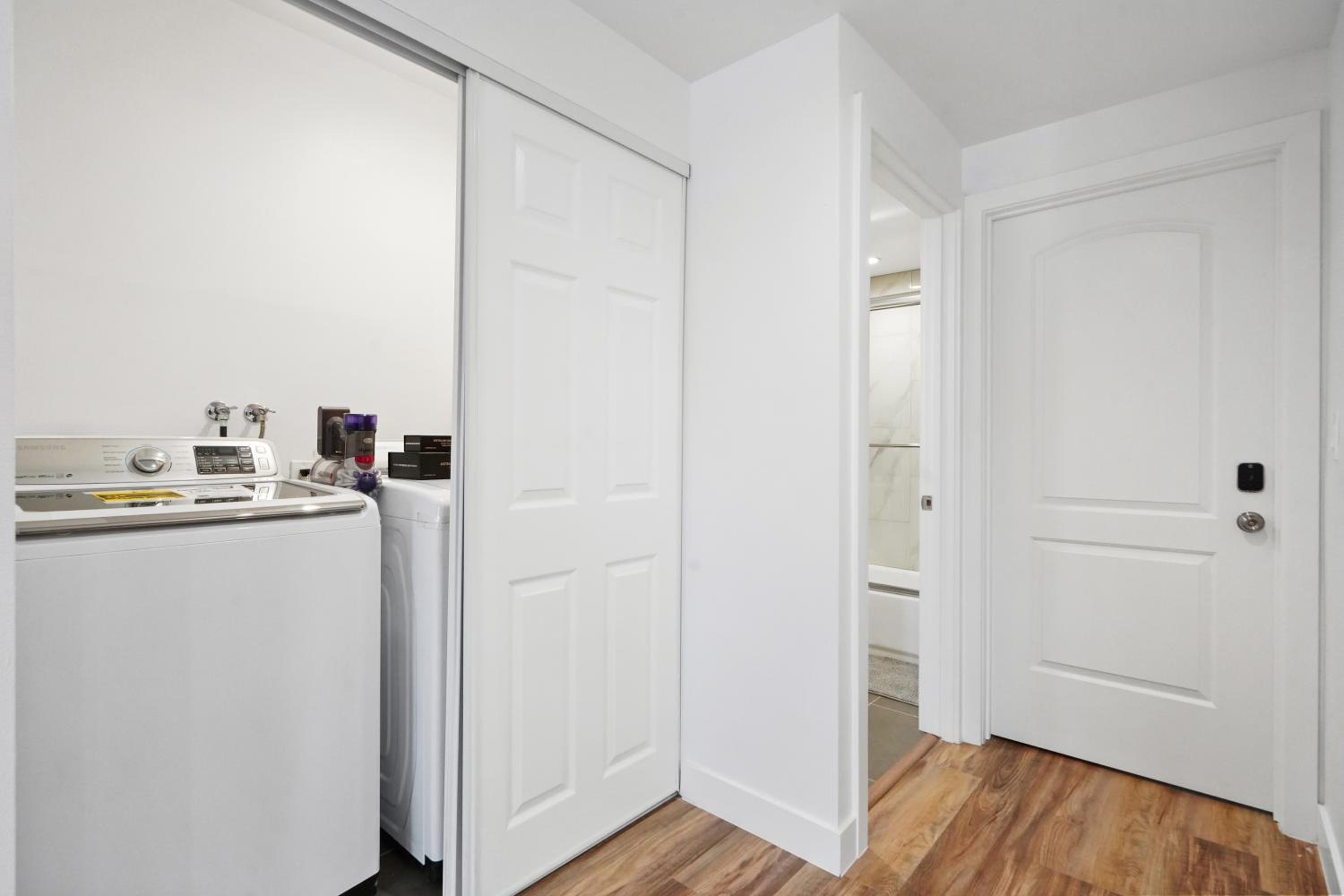 Spacious Bedroom W Shared Bathroom
