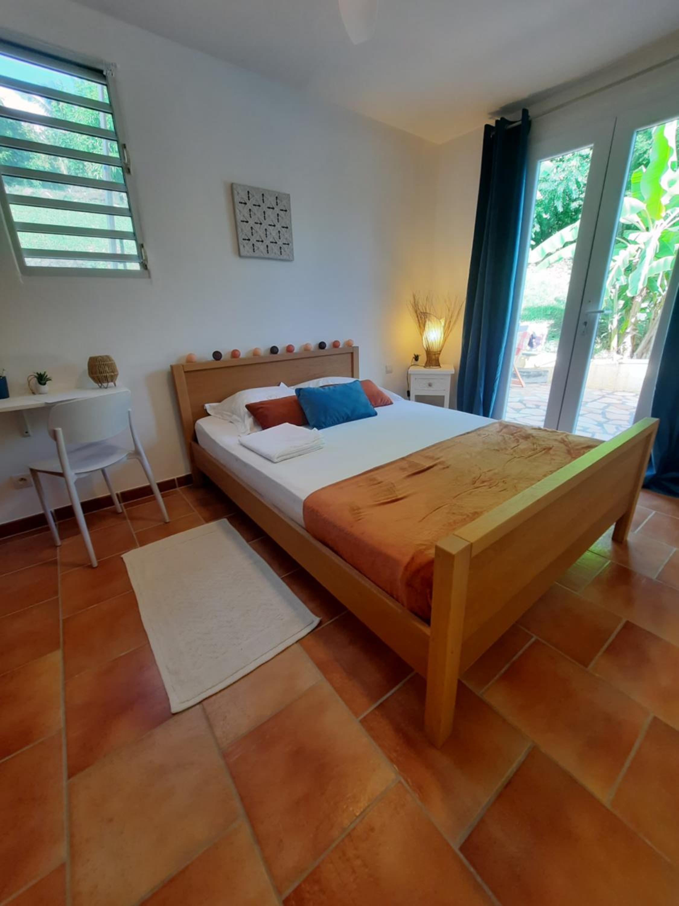 Chambre indépendante donnant sur piscine