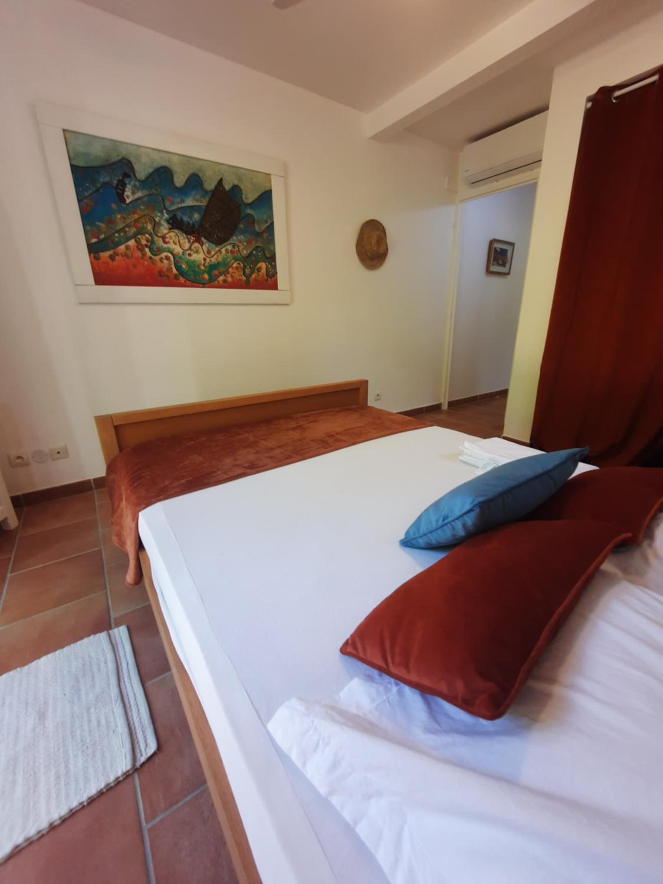 Chambre indépendante donnant sur piscine