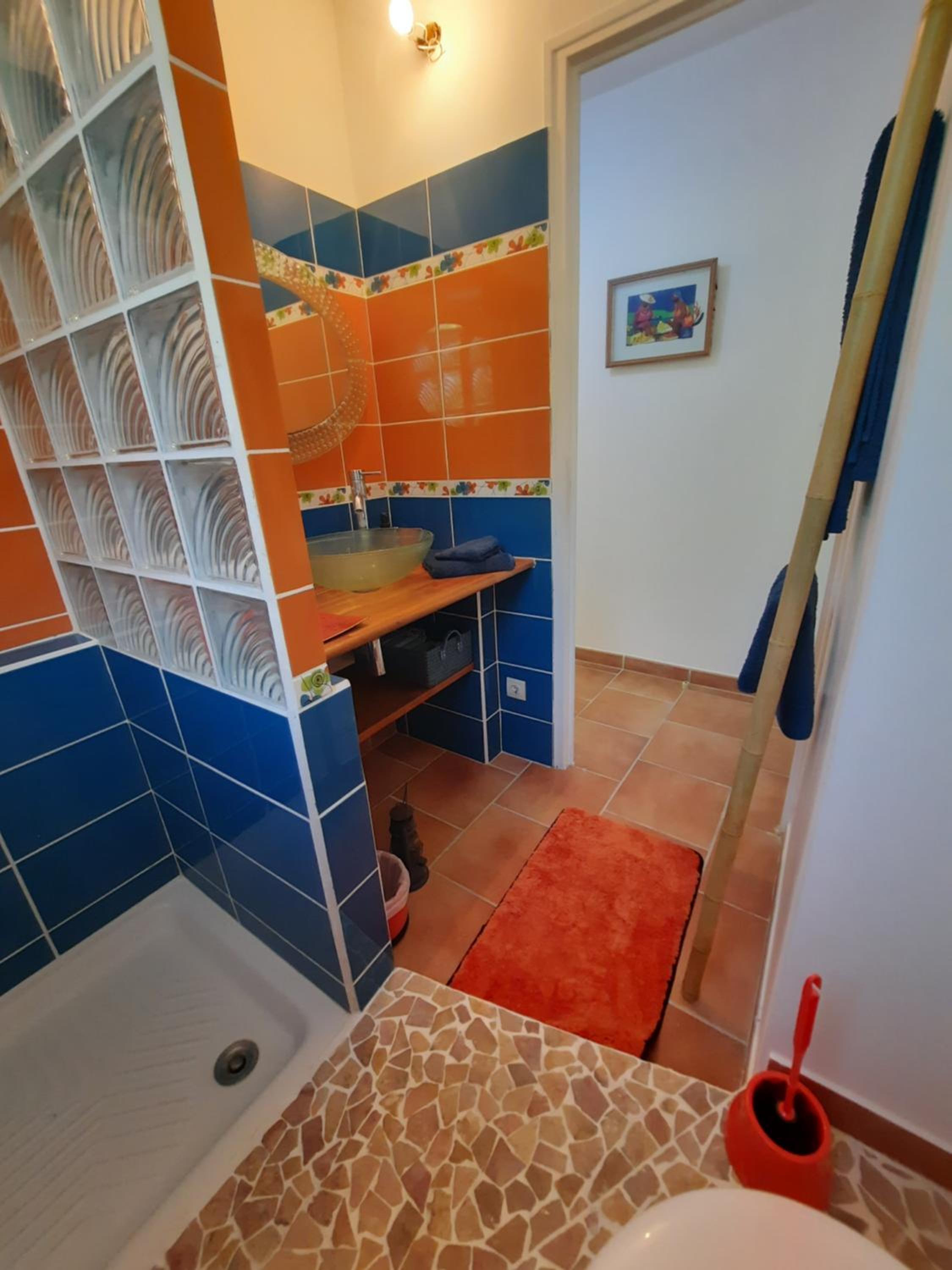 Chambre indépendante donnant sur piscine