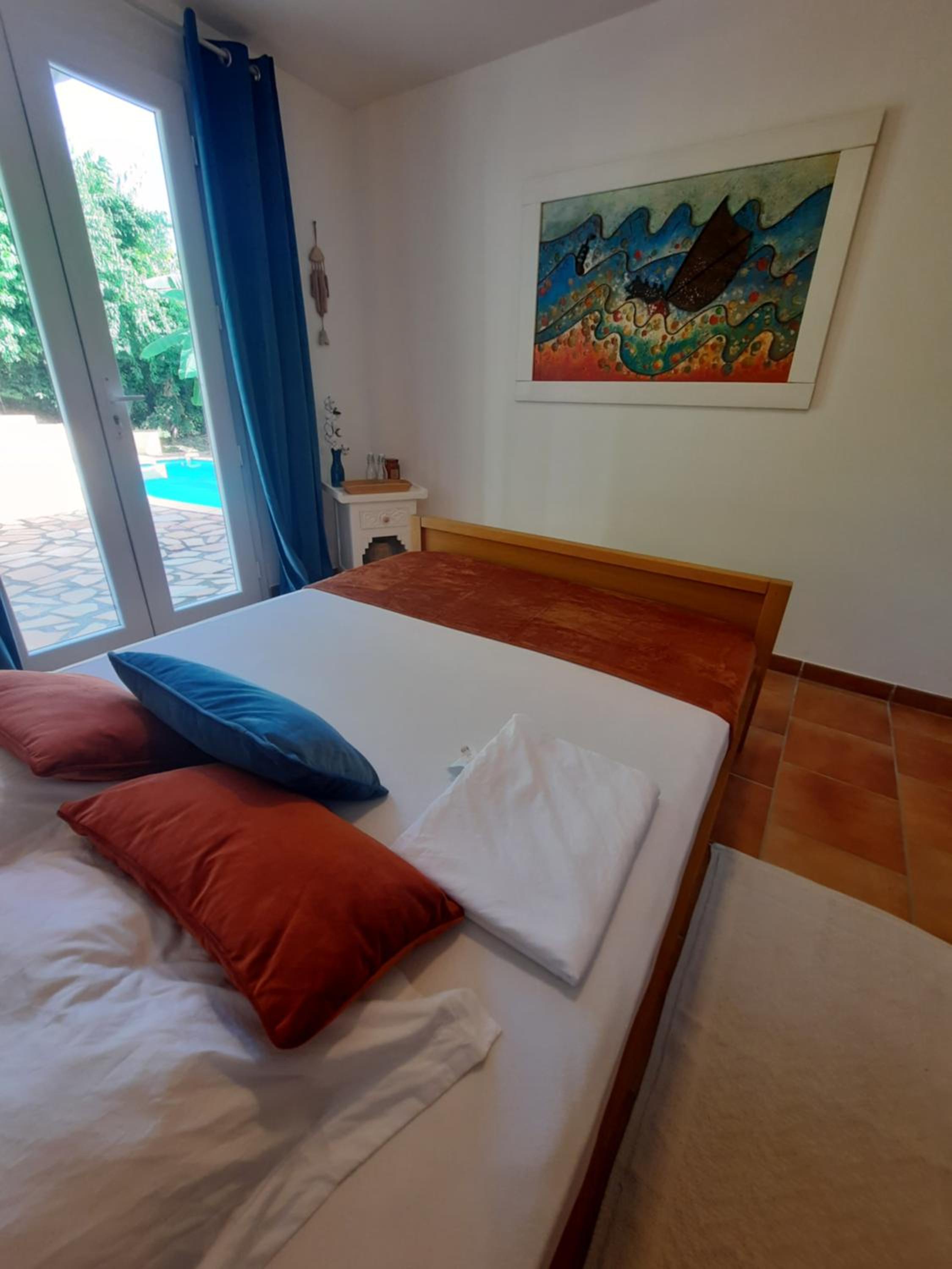 Chambre indépendante donnant sur piscine