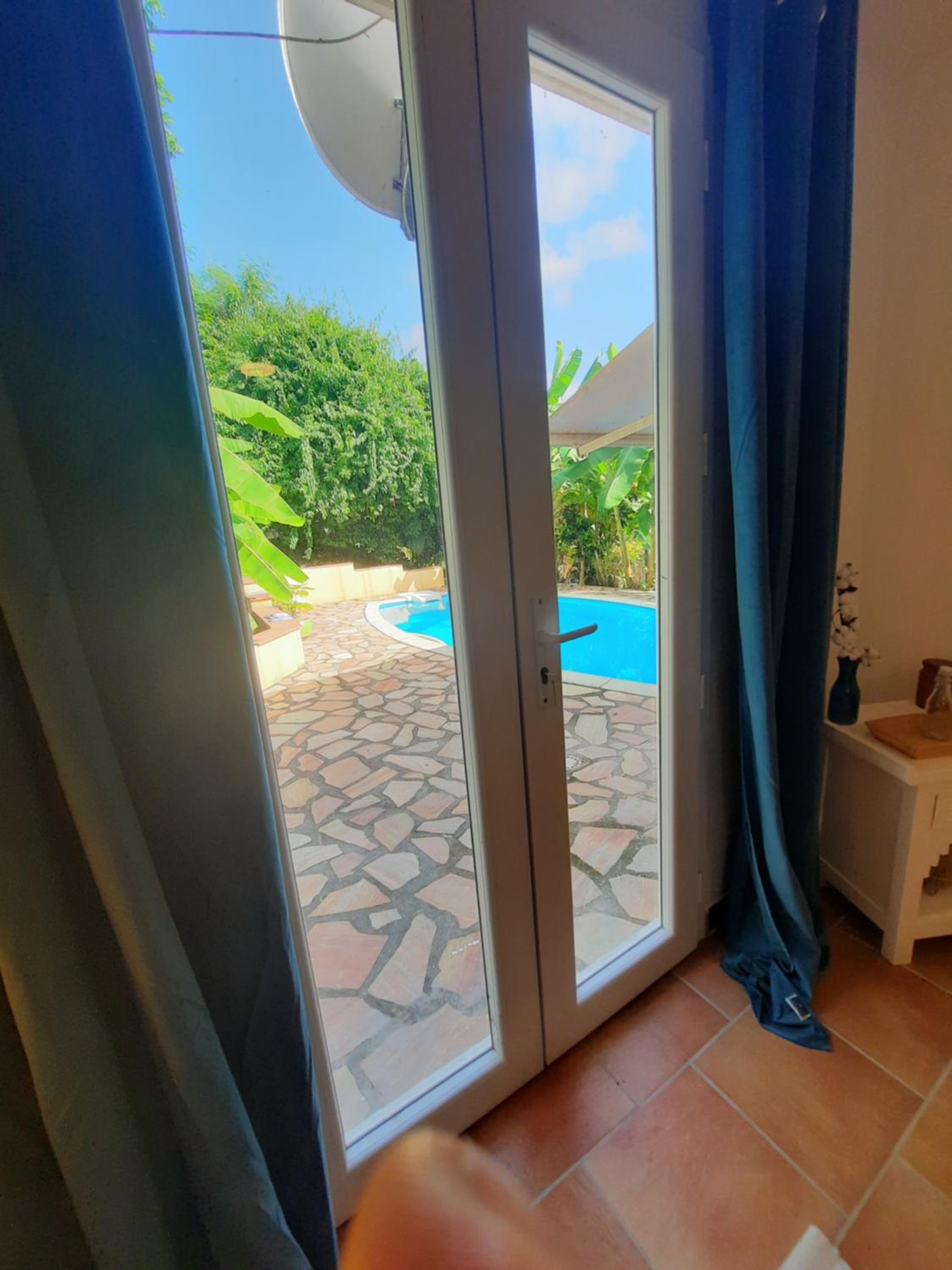 Chambre indépendante donnant sur piscine