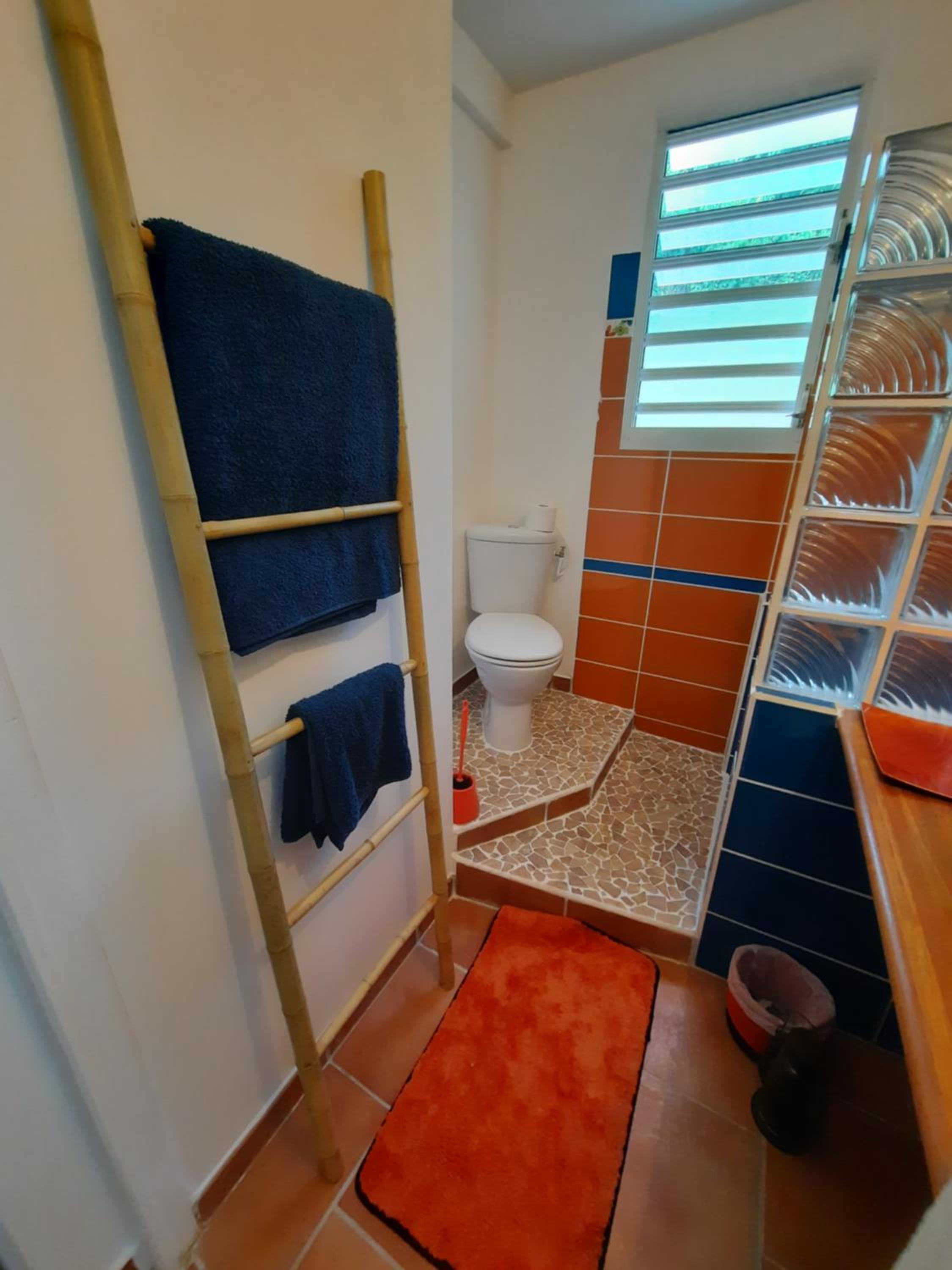 Chambre indépendante donnant sur piscine