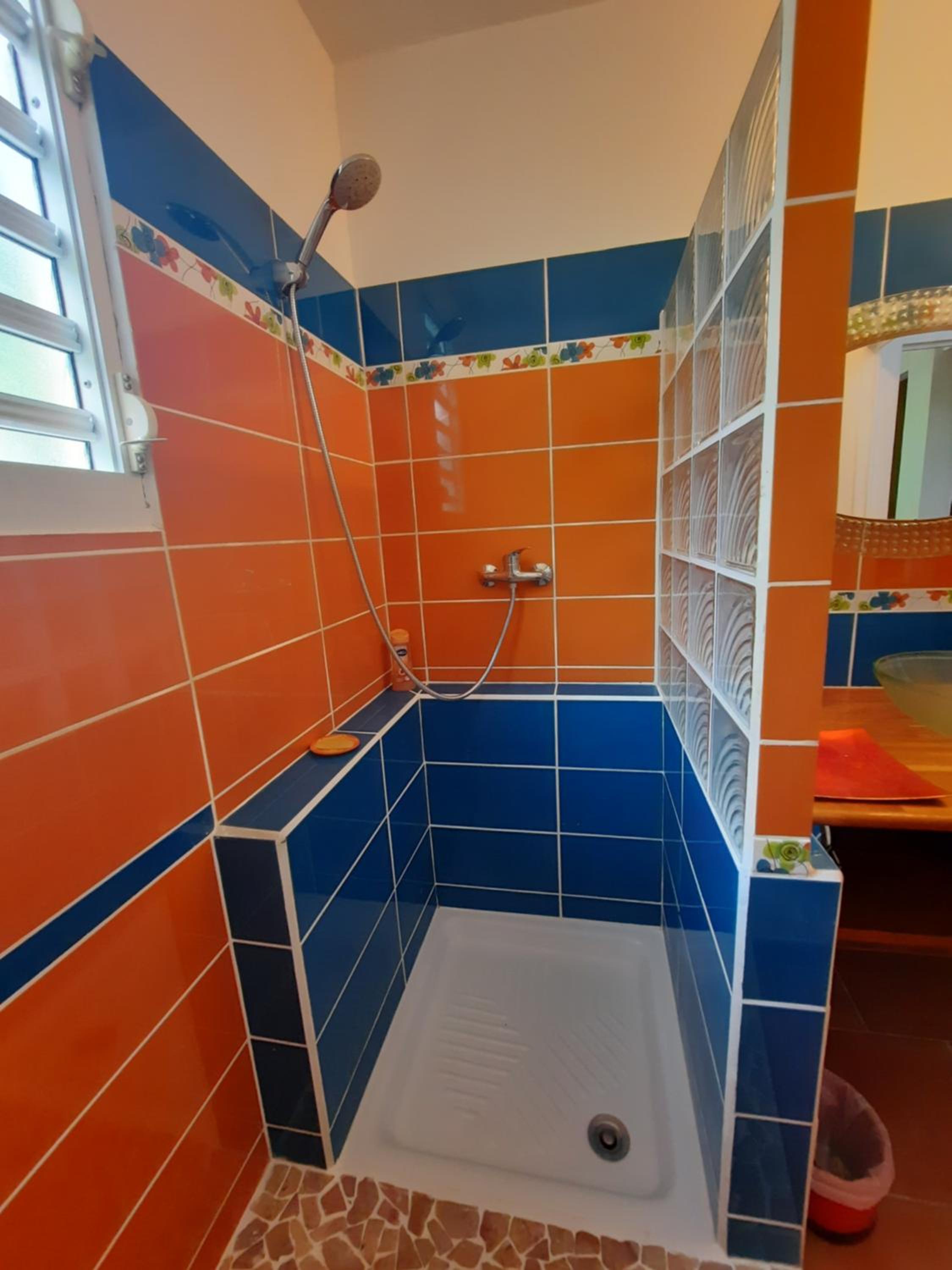 Chambre indépendante donnant sur piscine