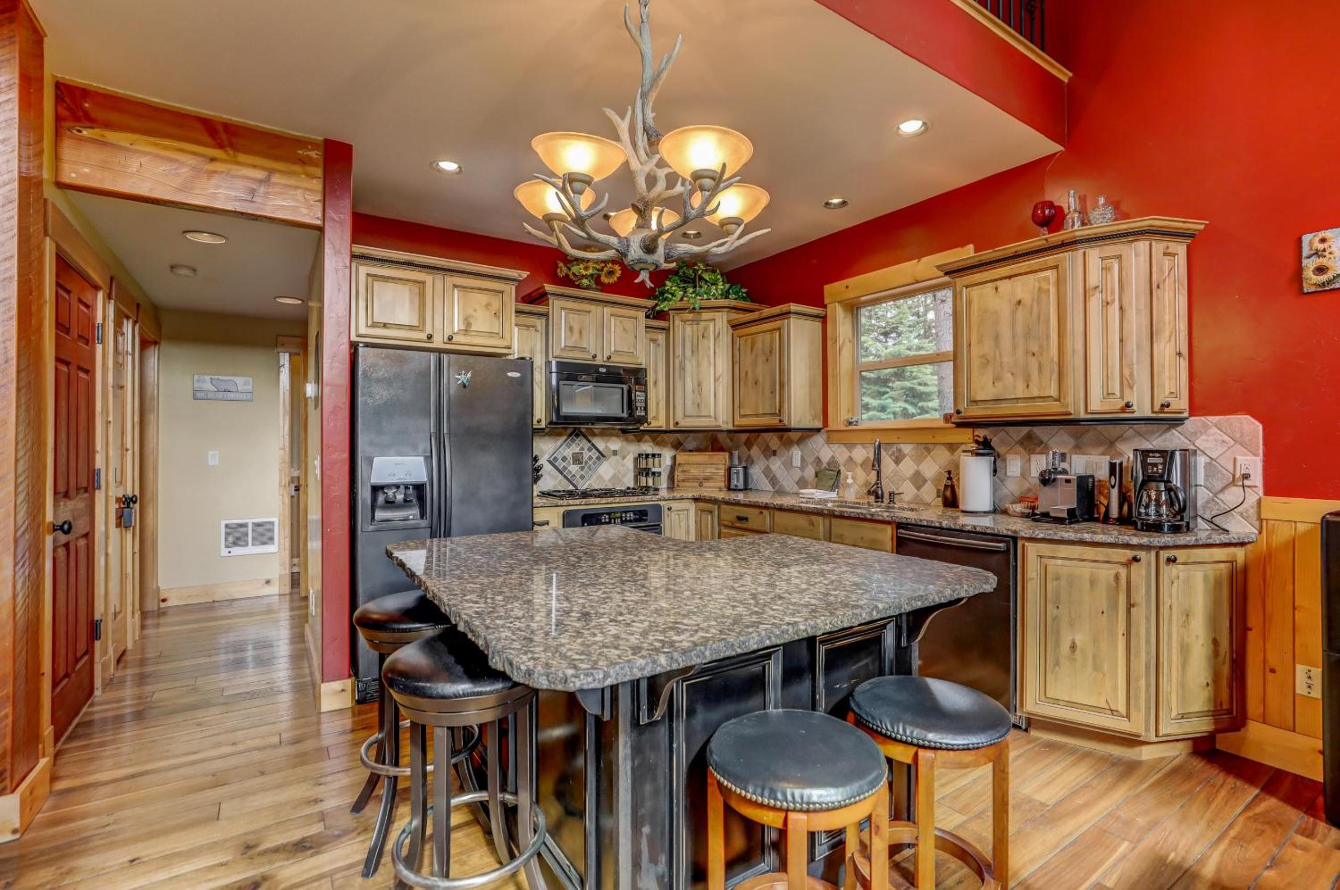 Bear Den - Trailer Parking - Pet friendly - Close to the Lake view 3