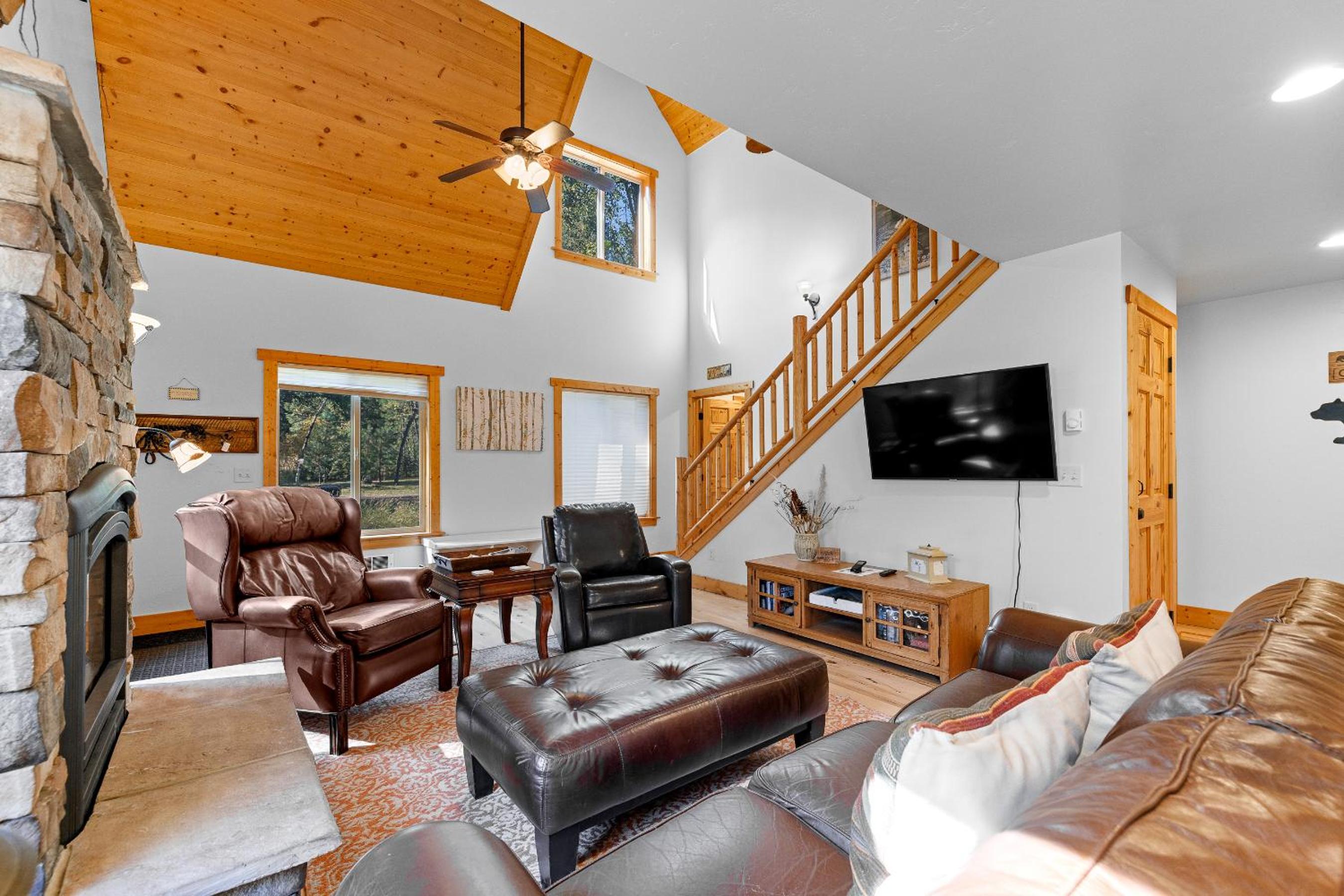 New! Tranquil Aspens - near lake, town, parks - expansive deck - pet friendly view 3