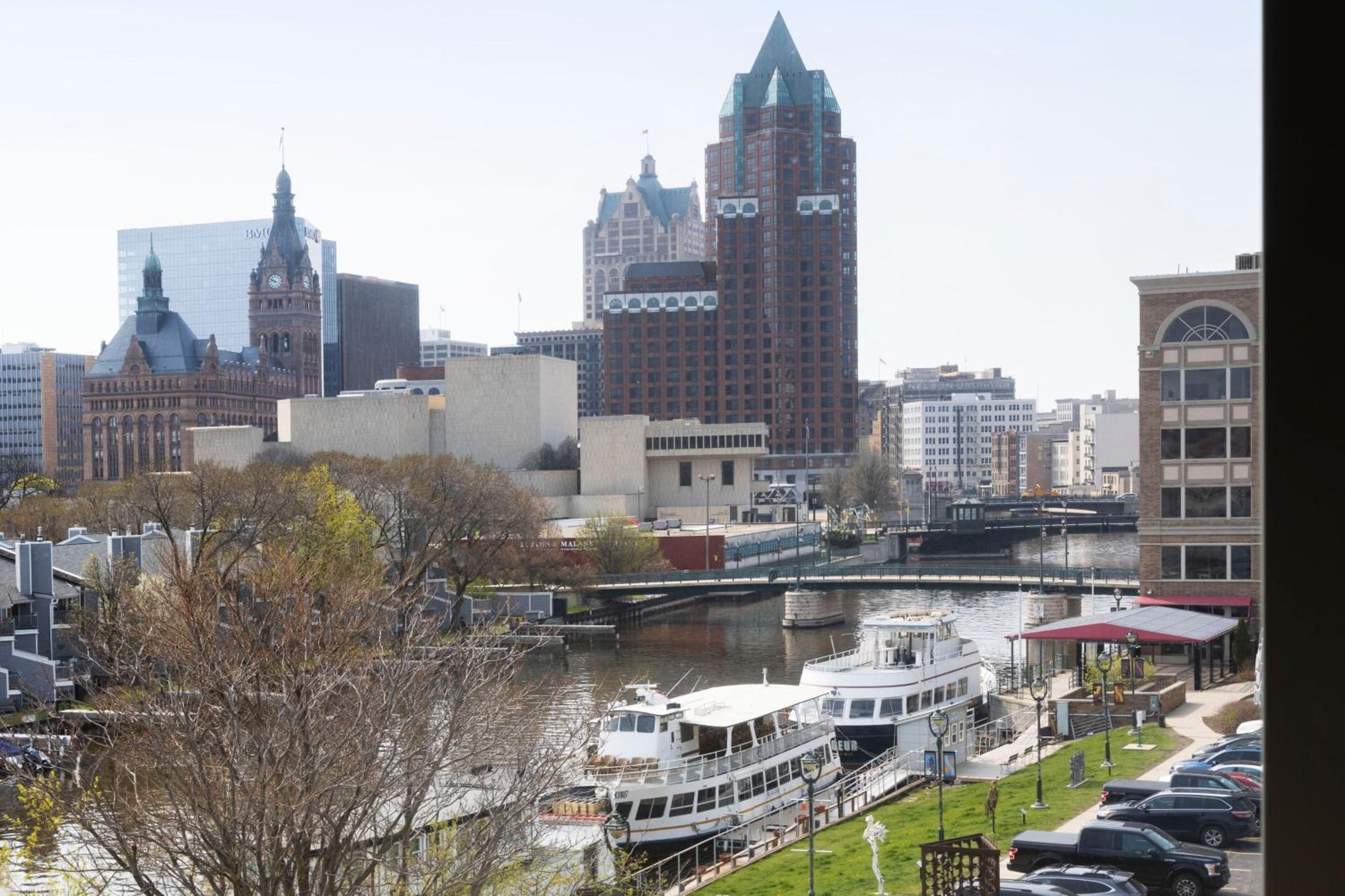 Milwaukee Vacations - aloft Hotel Milwaukee Downtown - Property Image 24
