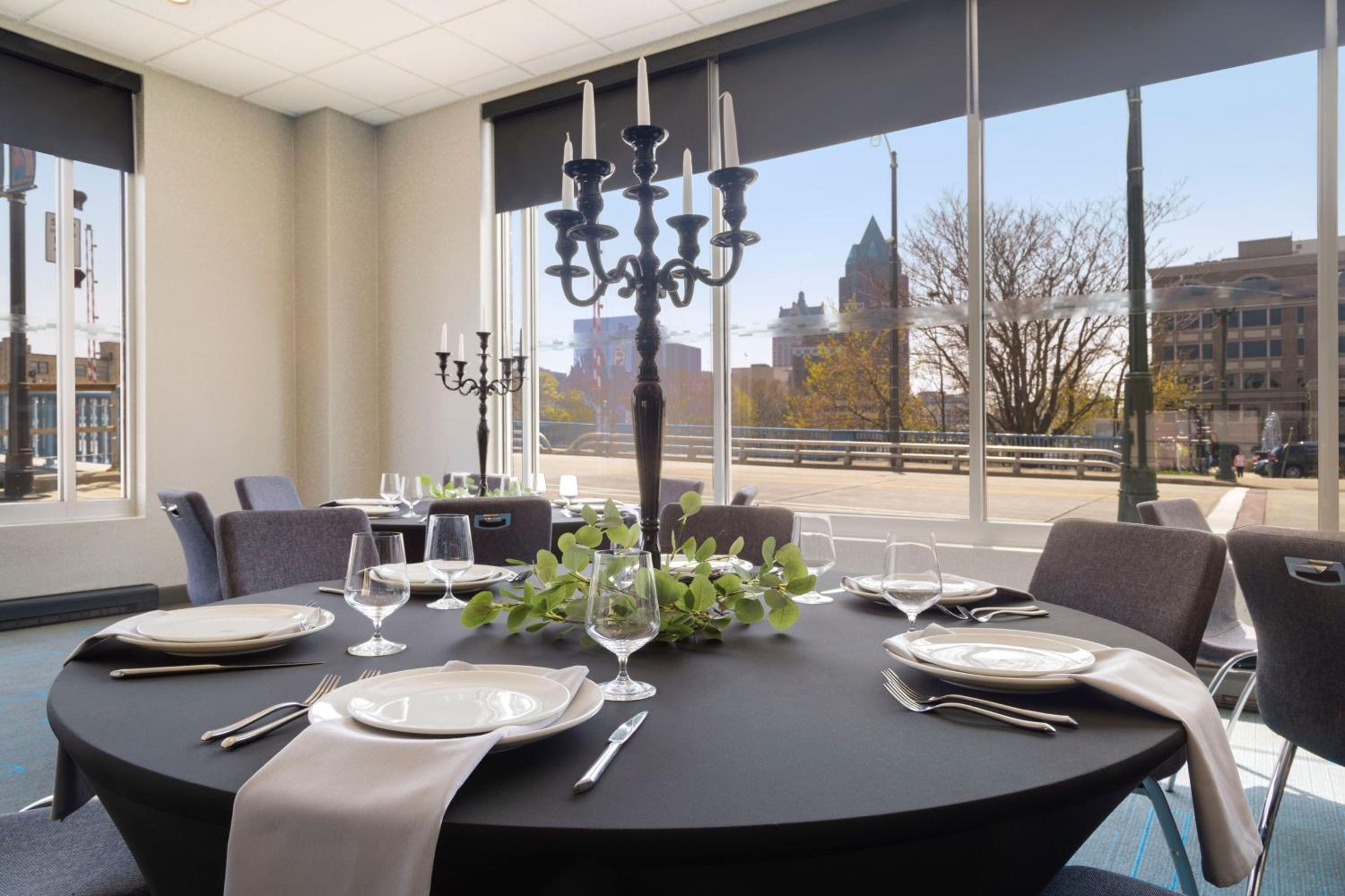 Milwaukee Vacations - aloft Hotel Milwaukee Downtown - Property Image 13