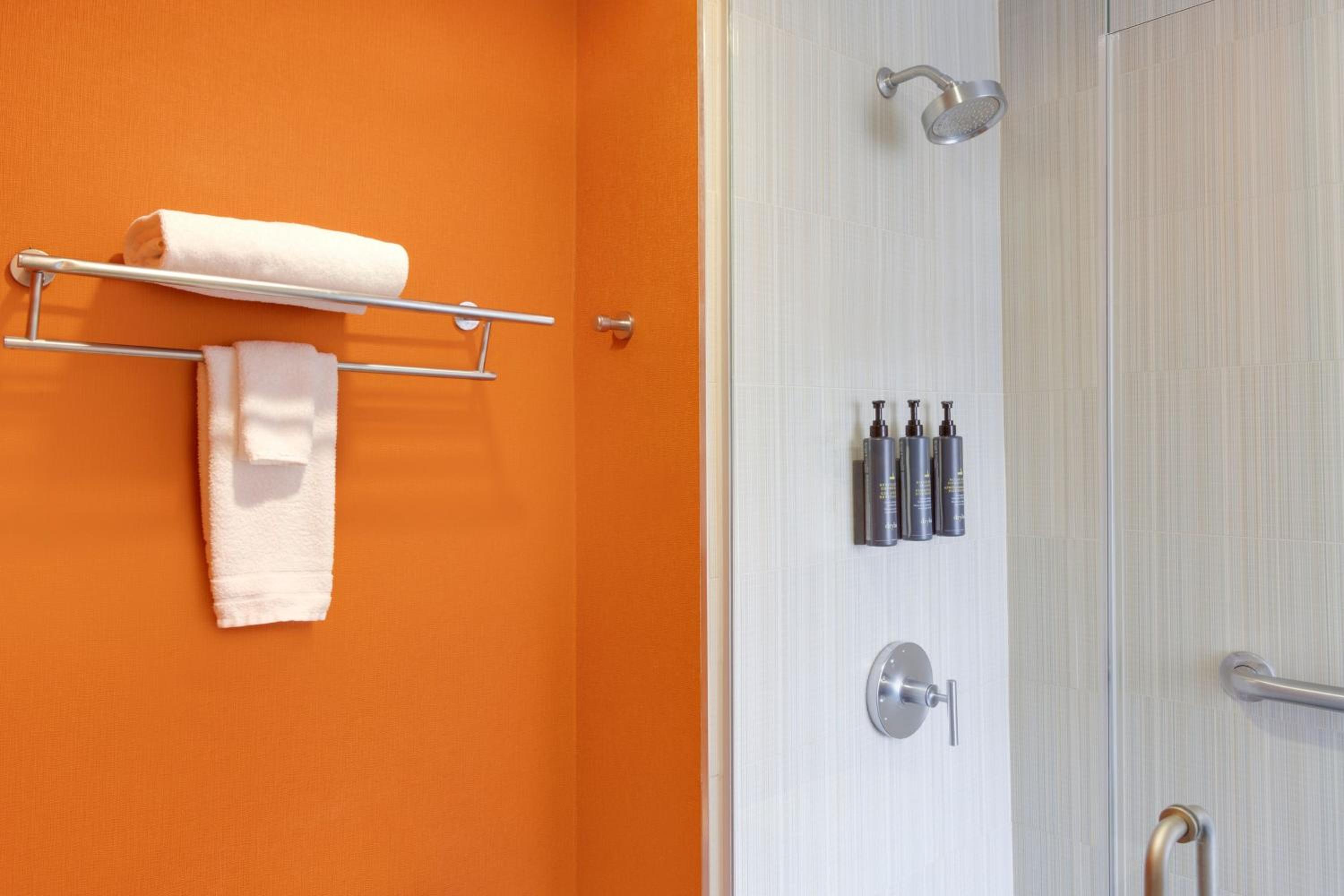 Milwaukee Vacations - aloft Hotel Milwaukee Downtown - Property Image 2