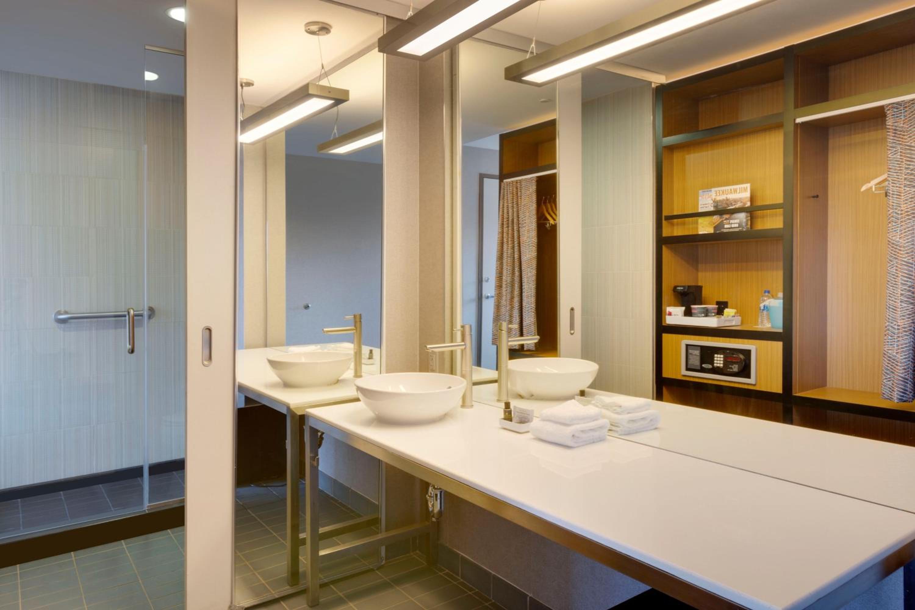 Milwaukee Vacations - aloft Hotel Milwaukee Downtown - Property Image 33