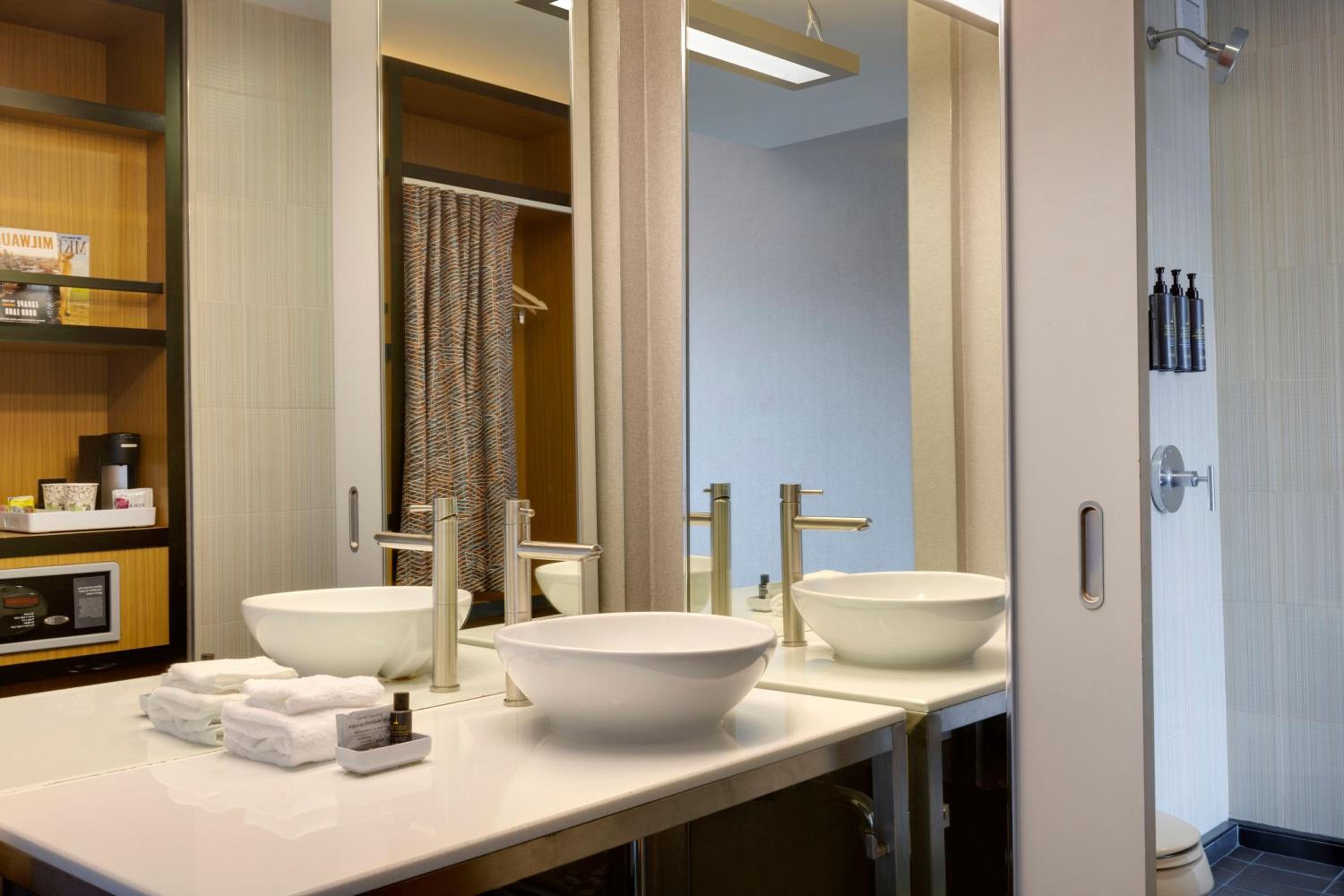 Milwaukee Vacations - aloft Hotel Milwaukee Downtown - Property Image 35