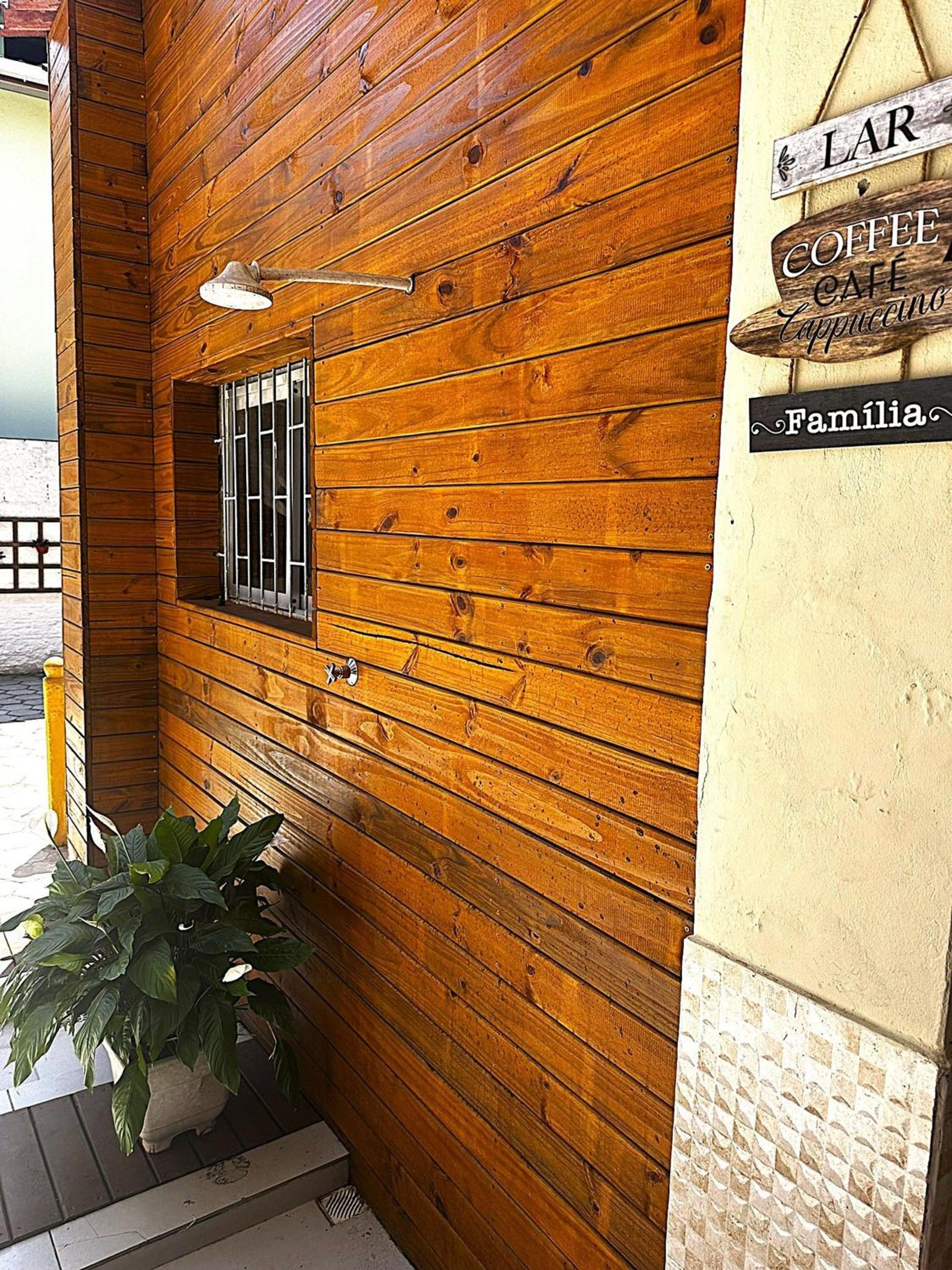 Ampla casa térrea, WiFi, estacionamento e segurança